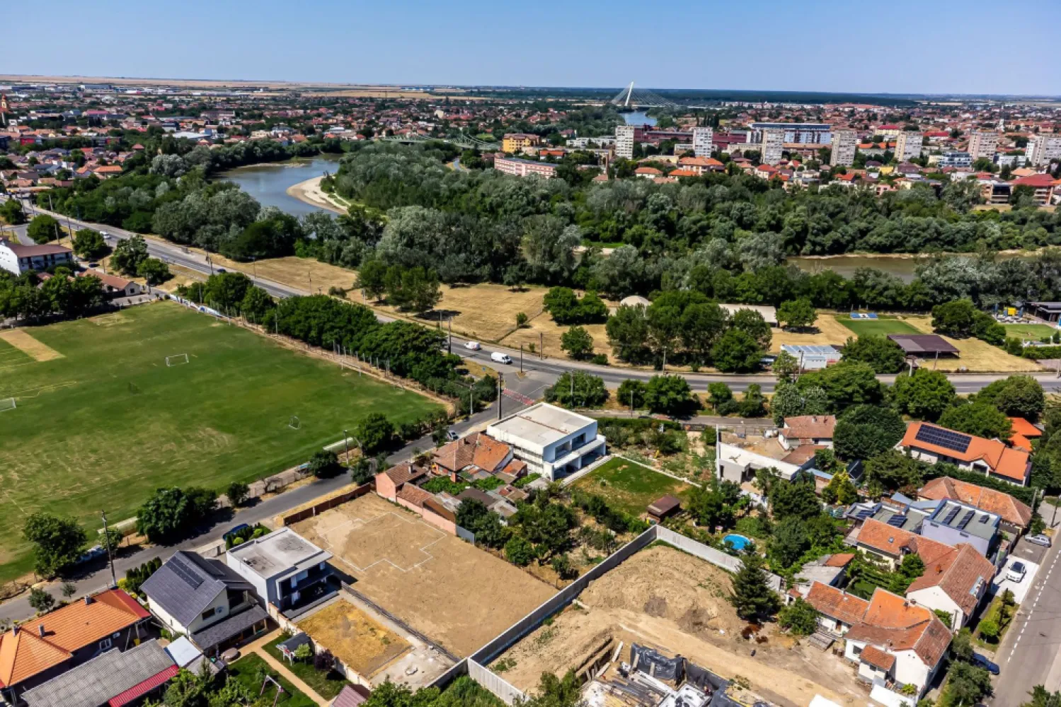 Vila finisata in subcetate, proprietate premium Comision 0% - Comision 0% Vă propunem spre vânzare o vilă individuală situată într-o zonă liniștită și selectă din Subcetate, ideală pentru o familie care își dorește spațiu, funcționalitate și confort. Suprafață teren: 500 mp Parter:Living spațios, cu acces direct la terasa de 25 mp, Bucătărie, Dormitor, baie, cămară, debara, hol generos și spațiu tehnic Etaj: 3 dormitoare, inclusiv: Dormitor matrimonial cu baie proprie, dressing și logie Dressing suplimentar pentru celelalte dormitoare Baie secundară și hol Dotări tehnice și finisaje: Pereți individuali, Termoizolație exterioară de 150 mm – eficiență energetică sporită, Încălzire în pardoseală – confort termic optim, Ferestre Salamander cu 3 foi de sticlă, profil antracit/alb – izolare fonică și termică de top Casa se preda finalizata mai putin mobilierul si electrocasnice. Incalzire prin centrala proprie pe gaz 📞 Pentru detalii și programarea unei vizionări: Blaga Flavius – 0754467525 Consultant imobiliar acreditat APAIR (Asociația Profesională a Agenților Imobiliari din România) Nu dispui de toată suma? Te ajutăm noi gratuit! Îți obținem oferte de la 16 bănci. Ai o proprietate de vânzare în Arad și vrei să știi cât valorează cu adevărat? Birou: ACASĂ | Agenție imobiliară Arad Adresă: Bulevardul Decebal 2, Arad 310133 }}