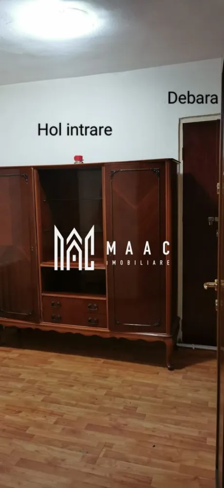 Apartament 2 camere | Zona Centrala | PARTER - MAAC Imobiliare vă propune spre vânzare un apartament cu 2 camere, situat în Râmnicu Vâlcea, pe strada Calea lui Traian, în imediata apropiere a Liceul Alexandru Lahovari – zonă cu vizibilitate excelentă și trafic pietonal intens. Situat la parter, apartamentul are o suprafață utilă de 57 mp, fiind ideal atât pentru locuință, cât și pentru spațiu comercial (cabinete medicale, birouri, salon, activități comerciale sau alte servicii). Poziționarea stradală îl recomandă pentru activități ce necesită acces facil și expunere bună. Caracteristici: * Suprafață utilă: 57 mp * Compartimentare practică, 2 camere * Parter – acces facil, potrivit pentru activități comerciale * Centrală termică proprie nouă * Finisaje clasice, bine întreținute * Se predă mobilat și utilat, conform fotografiilor Datorită amplasării și versatilității, proprietatea reprezintă o oportunitate excelentă atât pentru investiție, cât și pentru dezvoltarea unei afaceri. Pentru mai multe informații sau programarea unei vizionări, vă invităm să contactați MAAC Imobiliare. ID CP2942104 }}