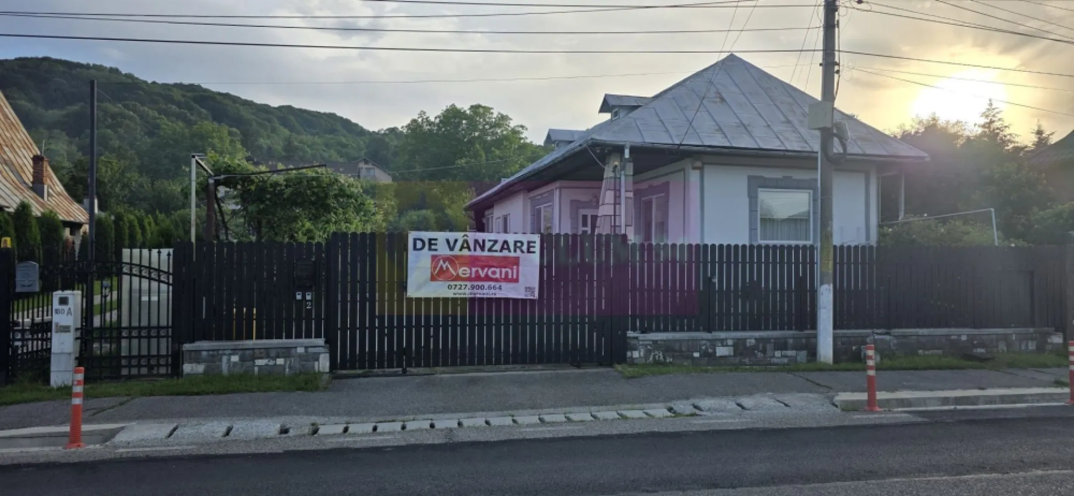 Casa de vanzare in Breaza - Casă de vânzare în Breaza – ideală pentru locuit sau investiție turistică 
Agenția imobiliară Mervani vă propune spre vânzare o proprietate deosebită, situată într-o zonă liniștită din Breaza, perfectă atât pentru uz personal, cât și pentru continuarea activității de închiriere în regim turistic.

Detalii proprietate:
Curte frumos amenajată, cu gazon și 2 spații de grătar, ideale pentru relaxare și petrecerea timpului liber
Spațiu de relaxare dedicat oaspeților
Casă compartimentată inteligent:
Apartament cu 2 camere, bucătărie și 2 băi
Studio separat, cu dormitor, bucătărie și grup sanitar cu duș
Proprietatea se vinde complet mobilată și utilată, gata pentru a fi folosită imediat.

O oportunitate excelentă pentru cei care își doresc o casă de vacanță sau o investiție cu randament bun într-o zonă turistică apreciată.
Pentru mai multe detalii și vizionări, contactați Agenția Imobiliară Mervani