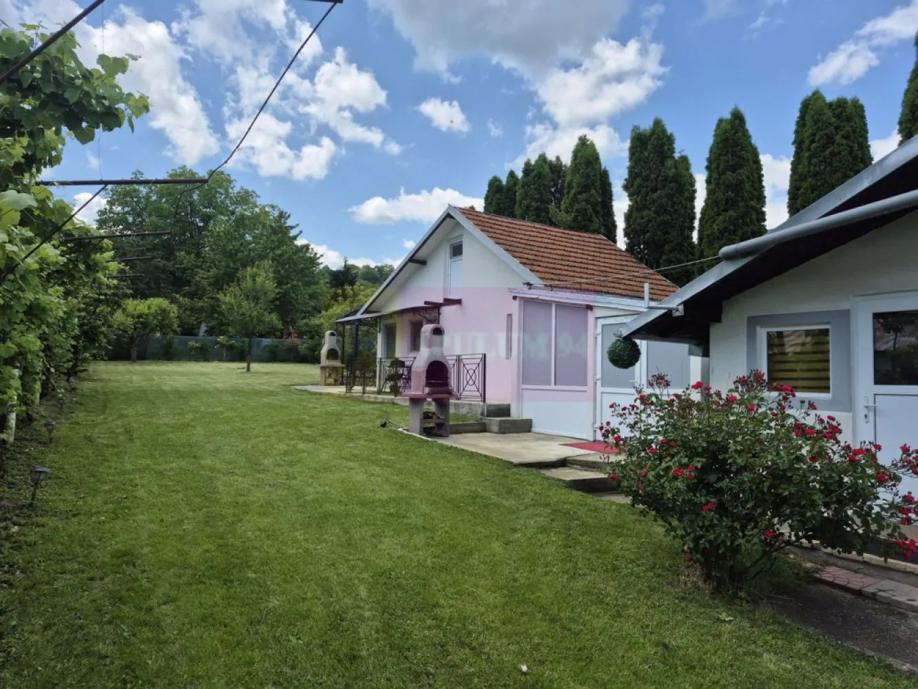 Casa de vanzare in Breaza - Casă de vânzare în Breaza – ideală pentru locuit sau investiție turistică 
Agenția imobiliară Mervani vă propune spre vânzare o proprietate deosebită, situată într-o zonă liniștită din Breaza, perfectă atât pentru uz personal, cât și pentru continuarea activității de închiriere în regim turistic.

Detalii proprietate:
Curte frumos amenajată, cu gazon și 2 spații de grătar, ideale pentru relaxare și petrecerea timpului liber
Spațiu de relaxare dedicat oaspeților
Casă compartimentată inteligent:
Apartament cu 2 camere, bucătărie și 2 băi
Studio separat, cu dormitor, bucătărie și grup sanitar cu duș
Proprietatea se vinde complet mobilată și utilată, gata pentru a fi folosită imediat.

O oportunitate excelentă pentru cei care își doresc o casă de vacanță sau o investiție cu randament bun într-o zonă turistică apreciată.
Pentru mai multe detalii și vizionări, contactați Agenția Imobiliară Mervani