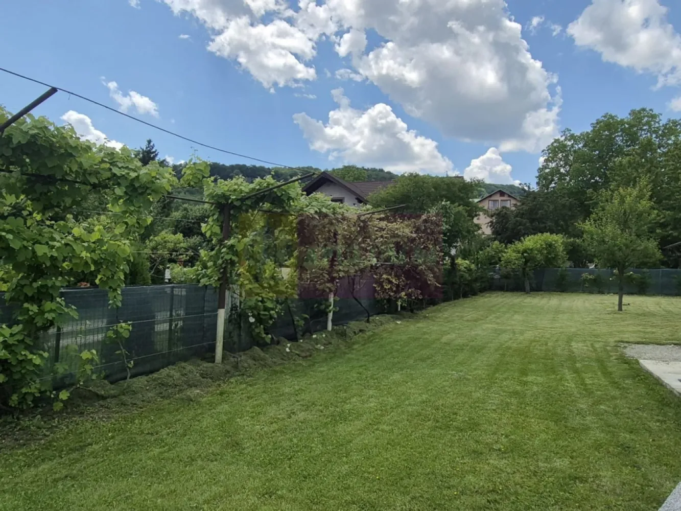 Casa de vanzare in Breaza - Casă de vânzare în Breaza – ideală pentru locuit sau investiție turistică 
Agenția imobiliară Mervani vă propune spre vânzare o proprietate deosebită, situată într-o zonă liniștită din Breaza, perfectă atât pentru uz personal, cât și pentru continuarea activității de închiriere în regim turistic.

Detalii proprietate:
Curte frumos amenajată, cu gazon și 2 spații de grătar, ideale pentru relaxare și petrecerea timpului liber
Spațiu de relaxare dedicat oaspeților
Casă compartimentată inteligent:
Apartament cu 2 camere, bucătărie și 2 băi
Studio separat, cu dormitor, bucătărie și grup sanitar cu duș
Proprietatea se vinde complet mobilată și utilată, gata pentru a fi folosită imediat.

O oportunitate excelentă pentru cei care își doresc o casă de vacanță sau o investiție cu randament bun într-o zonă turistică apreciată.
Pentru mai multe detalii și vizionări, contactați Agenția Imobiliară Mervani