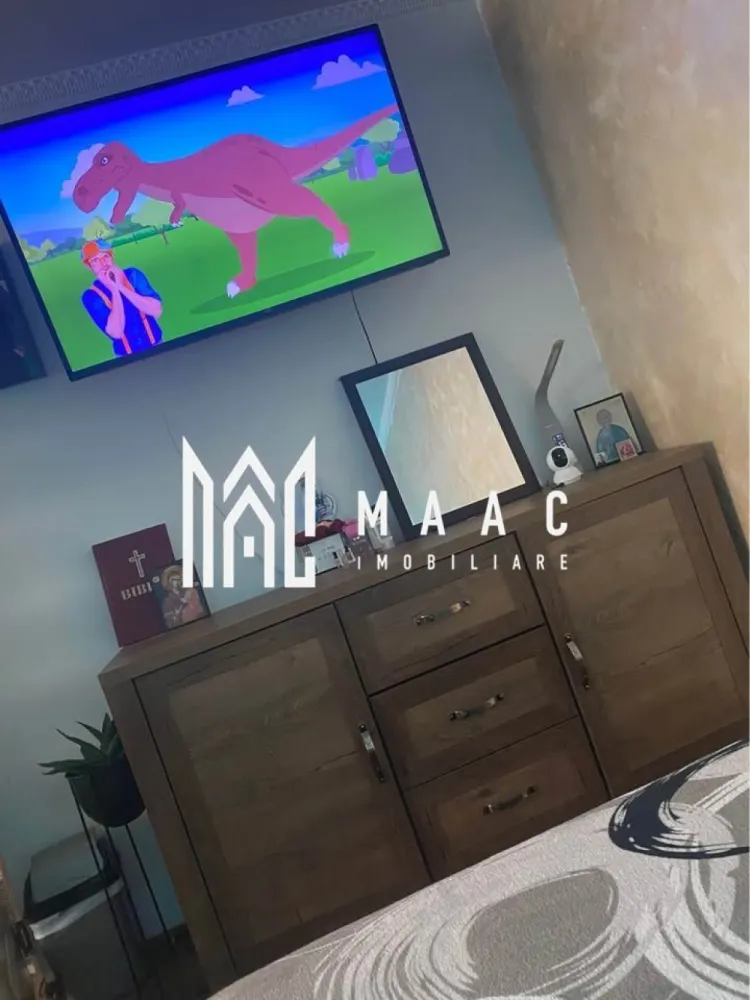 Apartament 2 camere | Zona Centrala | Mobilat si Utilat - MAAC Imobiliare vă propune spre vânzare un apartament cu 2 camere, situat în zona centrală din Râmnicu Vâlcea, în imediata apropiere a ASIROM – o locație excelentă, cu acces facil către magazine, instituții, mijloace de transport și toate punctele de interes ale orașului. Apartamentul are o suprafață de 57 mp și este situat la etajul 4 din 4, oferind liniște și intimitate. Proprietatea este renovată complet, realizată cu atenție la detalii și finisaje moderne, fiind pregătită pentru mutare imediată. Caracteristici principale: -Suprafață: 57 mp -Etaj: 4/4 -Renovat integral -Dotat cu aer condiționat Se vinde mobilat și utilat complet, exact cum se prezintă Apartamentul reprezintă o alegere ideală atât pentru locuință proprie, cât și pentru investiție, datorită poziționării centrale și a faptului că nu necesită investiții suplimentare. Pentru mai multe informații și programarea unei vizionări, vă invităm să contactați echipa MAAC Imobiliare. CP2941855 }}