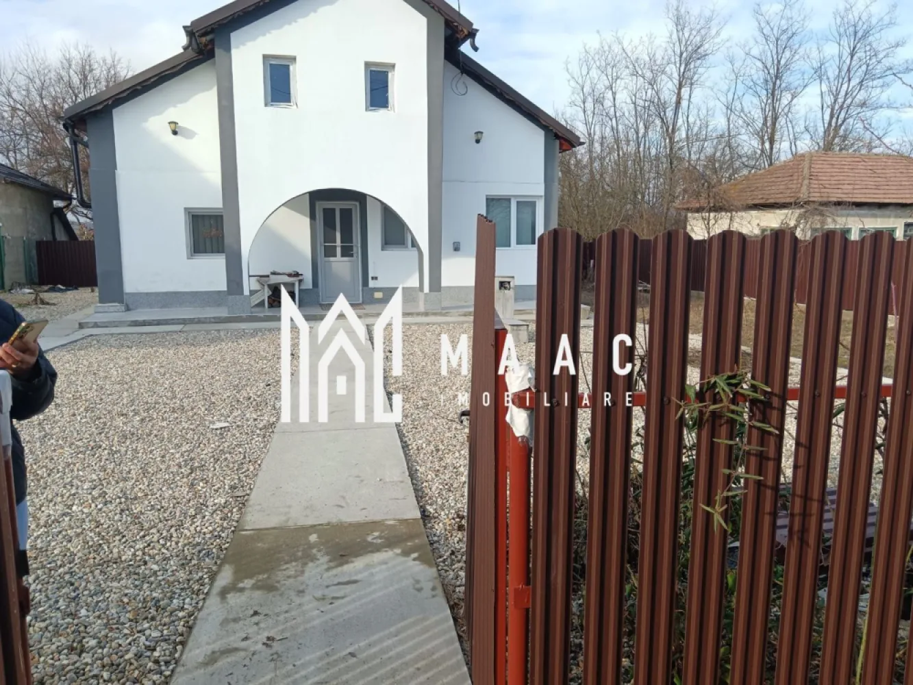 Casă de vânzare în Lăpușata – Construcție nouă, complet utilată - Maac Imobiliare propune spre vânzare o casă situată în localitatea Lăpușata, într-o zonă liniștită și pitorească, ideală pentru relaxare și confort. 🔹 Construcție nouă 🔹 Complet utilată și dotată 🔹 Compartimentare practică și funcțională: 2 camere baie bucătărie Proprietatea este potrivită atât ca locuință pentru o familie, cât și ca casă de vacanță, oferind intimitate, aer curat și un cadru natural deosebit. Zona este apreciată pentru liniște și peisajele frumoase, fiind alegerea ideală pentru cei care își doresc să se retragă din agitația orașului. 📞 Pentru mai multe detalii și programarea unei vizionări, vă rugăm să contactați Maac Imobiliare. }}