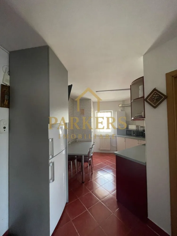 Apartament 2 camere decomandat de vanzare zona Marasti - Parkers Imobiliare oferă spre vânzare apartament cu 2 camere situat la etajul 4 cu suprafață de 52 mp finisat, se vinde complet mobilat și utilat exact ca în poze, camere luminoase cu atmosferă plăcută, bucătărie modernă dotată cu electrocasnice actuale, loc de parcare inclus, amplasat într-o zonă foarte bună aproape de magazine, restaurante, cafenele, mijloace de transport în comun și parcuri ideale pentru relaxare }}
