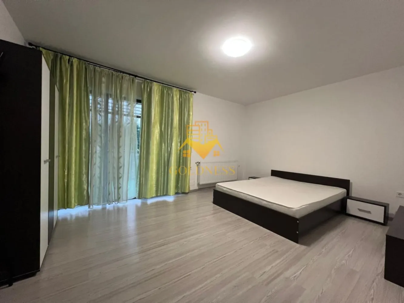 2 camere open space, Parcare, Manastur, Zona Campului, Porumbelelor - GOLDNESS Imobiliare vă propune spre închiriere un apartament cu 2 camere open-space complet mobilat și utilat, la etajul 2 într-un imobil de 2 etaje, în Cartierul Manastur, strada Aleea Porumbelelor. Dispune de loc de parcare in curtea privata care se acceseaza prin telecomanda! Apartamentul este compartimentat astfel: - dormitor cu pat matrimonial, dressing, noptiere, comoda TV - living cu bucatarie open-space, mobilata si utilată, loc de servit masa - baie cu vana, calorifer port prosop inox și dulap pentru depozitare - terasa de 20 mp. Imobilul este dotat cu toate cele necesare- centrală proprie, mașină de spălat haine, frigider, cuptor electric, hotă, etc. Se află în apropierea stațiilor de transport în comun, magazine, restaurante, spații verzi, farmacii, etc. Dacă sunteți interesați de acest apartament și doriți să îl vizionați, dar și pentru alte oferte sau detalii nu ezitați să ne contactați telefonic sau prin e-mail - goldnessimobiliare@gmail.com. Vă stăm la dispoziție! Pentru intermediere se percepe un comision de 50% din prețul chiriei! }}