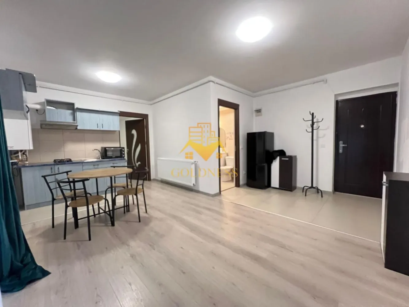2 camere open space, Parcare, Manastur, Zona Campului, Porumbelelor - GOLDNESS Imobiliare vă propune spre închiriere un apartament cu 2 camere open-space complet mobilat și utilat, la etajul 2 într-un imobil de 2 etaje, în Cartierul Manastur, strada Aleea Porumbelelor. Dispune de loc de parcare in curtea privata care se acceseaza prin telecomanda! Apartamentul este compartimentat astfel: - dormitor cu pat matrimonial, dressing, noptiere, comoda TV - living cu bucatarie open-space, mobilata si utilată, loc de servit masa - baie cu vana, calorifer port prosop inox și dulap pentru depozitare - terasa de 20 mp. Imobilul este dotat cu toate cele necesare- centrală proprie, mașină de spălat haine, frigider, cuptor electric, hotă, etc. Se află în apropierea stațiilor de transport în comun, magazine, restaurante, spații verzi, farmacii, etc. Dacă sunteți interesați de acest apartament și doriți să îl vizionați, dar și pentru alte oferte sau detalii nu ezitați să ne contactați telefonic sau prin e-mail - goldnessimobiliare@gmail.com. Vă stăm la dispoziție! Pentru intermediere se percepe un comision de 50% din prețul chiriei! }}