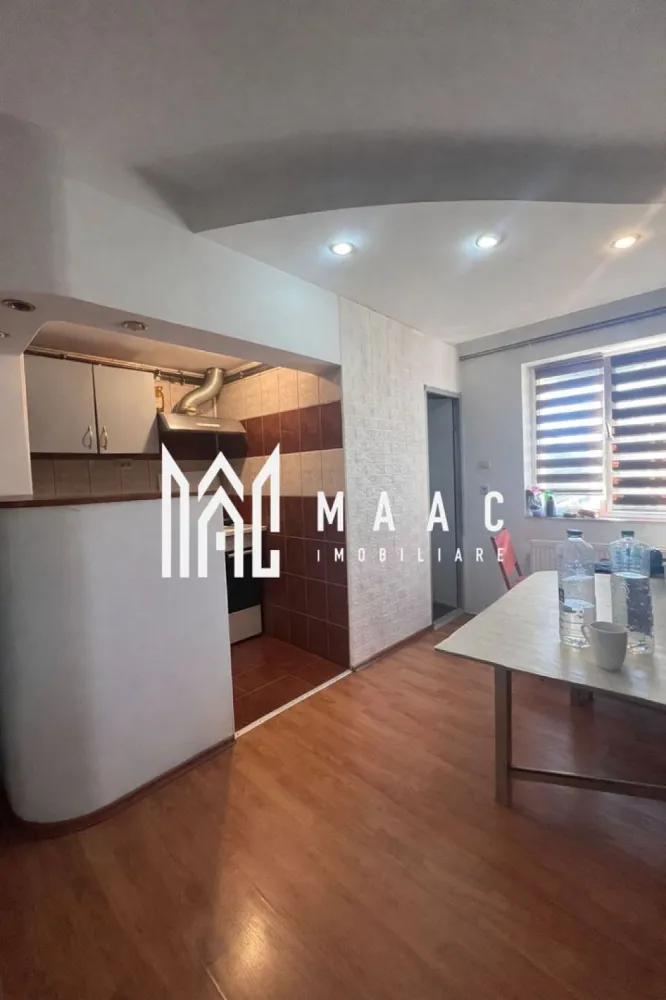 Garsoniera | Traian | Moderna | Etaj 3 - MAAC Imobiliare vă propune spre vânzare o garsonieră confort 1, situată în municipiul Râmnicu Vâlcea, în cartierul Traian, în imediata apropiere a Școala Generală Nr. 2 Râmnicu Vâlcea. Locuința este amplasată la etajul 3 din 4 al unui imobil bine întreținut și are o suprafață de 28 mp, fiind o alegere ideală atât pentru locuit, cât și pentru investiție. Garsoniera se prezintă într-o stare bună, cu finisaje clasice, oferind un spațiu primitor și funcțional. Grupul sanitar este dotat cu cabină de duș, iar confortul termic este asigurat prin gigacalorimetru, ceea ce permite un control eficient al consumului. Zona este liniștită, cu acces facil către școli, magazine, mijloace de transport și alte puncte de interes. Pentru mai multe detalii sau programarea unei vizionări, echipa MAAC Imobiliare vă stă la dispoziție. ID: CP2943159 }}