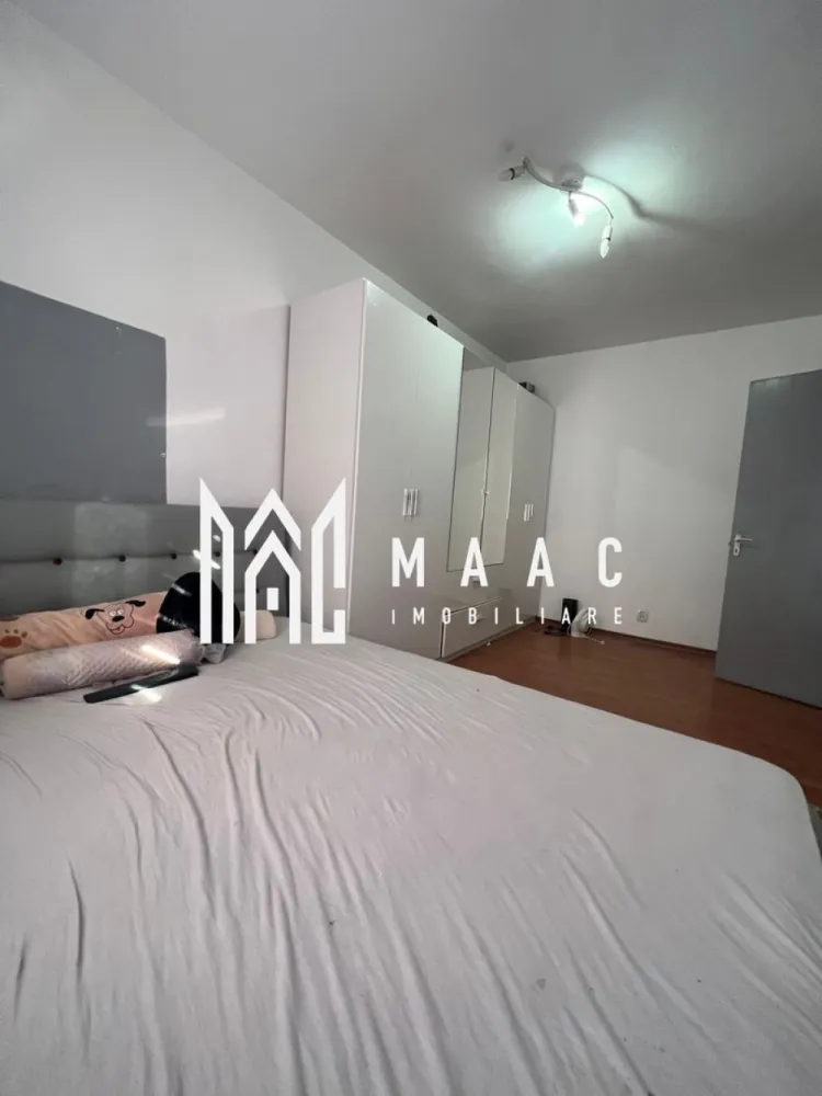 Garsoniera | Traian | Moderna | Etaj 3 - MAAC Imobiliare vă propune spre vânzare o garsonieră confort 1, situată în municipiul Râmnicu Vâlcea, în cartierul Traian, în imediata apropiere a Școala Generală Nr. 2 Râmnicu Vâlcea. Locuința este amplasată la etajul 3 din 4 al unui imobil bine întreținut și are o suprafață de 28 mp, fiind o alegere ideală atât pentru locuit, cât și pentru investiție. Garsoniera se prezintă într-o stare bună, cu finisaje clasice, oferind un spațiu primitor și funcțional. Grupul sanitar este dotat cu cabină de duș, iar confortul termic este asigurat prin gigacalorimetru, ceea ce permite un control eficient al consumului. Zona este liniștită, cu acces facil către școli, magazine, mijloace de transport și alte puncte de interes. Pentru mai multe detalii sau programarea unei vizionări, echipa MAAC Imobiliare vă stă la dispoziție. ID: CP2943159 }}