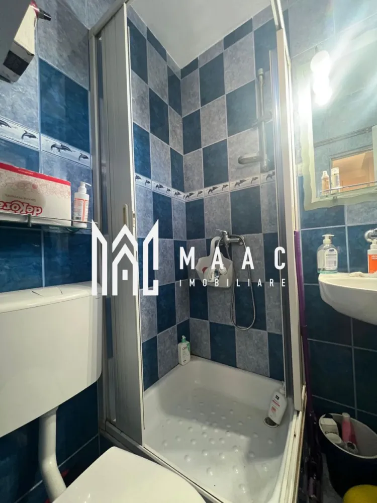 Garsoniera | Traian | Moderna | Etaj 3 - MAAC Imobiliare vă propune spre vânzare o garsonieră confort 1, situată în municipiul Râmnicu Vâlcea, în cartierul Traian, în imediata apropiere a Școala Generală Nr. 2 Râmnicu Vâlcea. Locuința este amplasată la etajul 3 din 4 al unui imobil bine întreținut și are o suprafață de 28 mp, fiind o alegere ideală atât pentru locuit, cât și pentru investiție. Garsoniera se prezintă într-o stare bună, cu finisaje clasice, oferind un spațiu primitor și funcțional. Grupul sanitar este dotat cu cabină de duș, iar confortul termic este asigurat prin gigacalorimetru, ceea ce permite un control eficient al consumului. Zona este liniștită, cu acces facil către școli, magazine, mijloace de transport și alte puncte de interes. Pentru mai multe detalii sau programarea unei vizionări, echipa MAAC Imobiliare vă stă la dispoziție. ID: CP2943159 }}