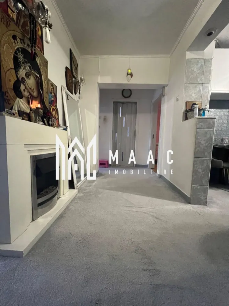 Apartament 3 camere | Calea lui Traian | Parter | Nord - MAAC Imobiliare vă propune spre vânzare un apartament cu 3 camere, situat în zona Nord a municipiului Râmnicu Vâlcea, pe Calea lui Traian, în imediata apropiere a Spitalul Județean de Urgență Vâlcea. Locuința este amplasată la parter înalt, într-o zonă liniștită și bine cotată a orașului, oferind atât confort, cât și acces facil către punctele de interes (unități medicale, magazine, mijloace de transport, școli). Apartamentul are o suprafață generoasă de 80 mp, compartimentare practică și luminoasă, fiind ideal atât pentru locuit, cât și pentru investiție. Proprietatea beneficiază și de boxă amenajată, oferind un spațiu suplimentar util pentru depozitare. Se vinde mobilat și utilat, exact ca în fotografii, fiind pregătit pentru mutare imediată. Pentru mai multe detalii sau pentru programarea unei vizionări, echipa MAAC Imobiliare vă stă la dispoziție. ID : CP2943055 }}