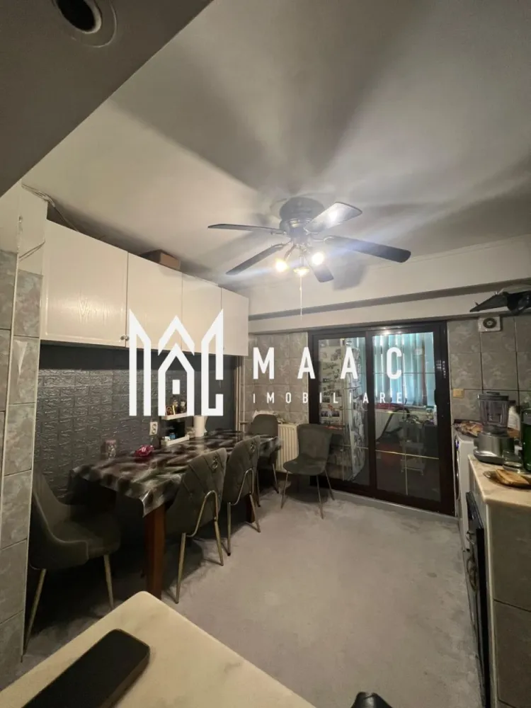 Apartament 3 camere | Calea lui Traian | Parter | Nord - MAAC Imobiliare vă propune spre vânzare un apartament cu 3 camere, situat în zona Nord a municipiului Râmnicu Vâlcea, pe Calea lui Traian, în imediata apropiere a Spitalul Județean de Urgență Vâlcea. Locuința este amplasată la parter înalt, într-o zonă liniștită și bine cotată a orașului, oferind atât confort, cât și acces facil către punctele de interes (unități medicale, magazine, mijloace de transport, școli). Apartamentul are o suprafață generoasă de 80 mp, compartimentare practică și luminoasă, fiind ideal atât pentru locuit, cât și pentru investiție. Proprietatea beneficiază și de boxă amenajată, oferind un spațiu suplimentar util pentru depozitare. Se vinde mobilat și utilat, exact ca în fotografii, fiind pregătit pentru mutare imediată. Pentru mai multe detalii sau pentru programarea unei vizionări, echipa MAAC Imobiliare vă stă la dispoziție. ID : CP2943055 }}