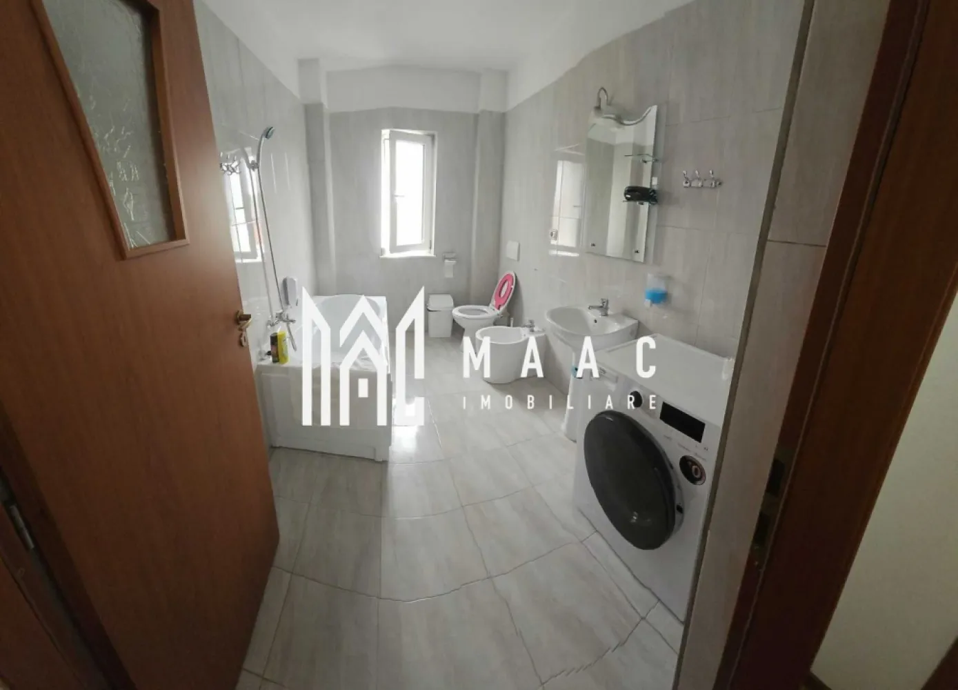 Apartament 3 Camere | Etaj 2 | Zona Centrala - MAAC Imobiliare vă propune spre vânzare un apartament modern și spațios, situat pe strada Morilor, în Râmnicu Vâlcea, într-un bloc nou, poziționat chiar la strada principală. Apartamentul este situat la etajul 2 din 6, imobilul fiind dotat cu lift, și oferă un confort ridicat datorită compartimentării generoase și poziționării excelente. Compartimentare și beneficii: 2 dormitoare luminoase 2 băi Living foarte spațios Bucătărie generoasă, complet mobilată 2 balcoane închise cu termopan Vedere mixtă: către strada principală și către curtea interioară Se vinde mobilat complet Proprietatea beneficiază de loc de parcare inclus, situat în curtea privată a complexului, precum și de acces la curte privată, oferind siguranță și intimitate. Datorită amplasării pe strada principală Morilor, într-un bloc nou cu lift, și a compartimentării ideale pentru o familie, apartamentul reprezintă o oportunitate excelentă atât pentru locuință proprie, cât și pentru investiție. Pentru mai multe informații sau programarea unei vizionări, vă invităm să contactați echipa MAAC Imobiliare. CP2938549 }}