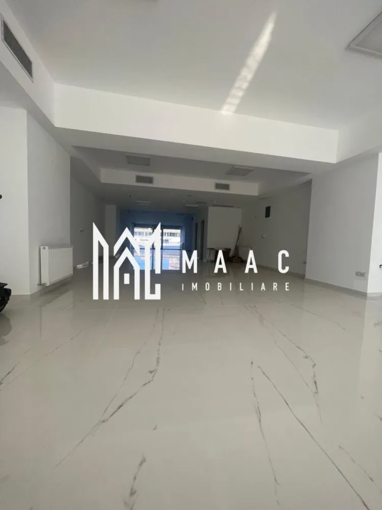 Spatiu Comercial | Zona Centrala Kauffland | 156 MP - MAAC Imobiliare vă propune spre inchiriere un spațiu comercial modern, situat în Ansamblul Rezidențial Central din Râmnicu Vâlcea, într-o zonă cu vizibilitate foarte bună și acces facil. Imobilul are o suprafață utilă de 156 mp, fiind ideal pentru diverse activități comerciale sau de servicii (clinică medicală, birouri, showroom, salon, activități educaționale etc.). Spațiul beneficiază de: * Două intrări, oferind flexibilitate în organizare și flux operațional * Două grupuri sanitare * Amenajări moderne, realizate cu atenție la detalii * Centrală termică proprie, pentru control eficient al costurilor * Sistem de ventilație, asigurând un climat optim pentru desfășurarea activității Poziționarea în cadrul unui ansamblu rezidențial central oferă acces la un vad comercial bun și potențial ridicat de dezvoltare a afacerii. Pentru informații suplimentare sau programarea unei vizionări, echipa MAAC Imobiliare vă stă la dispoziție. ID : CP2943284 }}