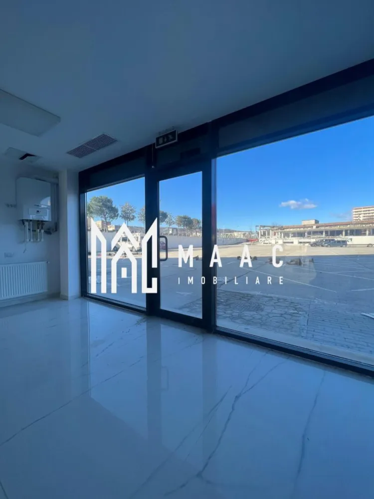 Spatiu Comercial | Zona Centrala Kauffland | 156 MP - MAAC Imobiliare vă propune spre inchiriere un spațiu comercial modern, situat în Ansamblul Rezidențial Central din Râmnicu Vâlcea, într-o zonă cu vizibilitate foarte bună și acces facil. Imobilul are o suprafață utilă de 156 mp, fiind ideal pentru diverse activități comerciale sau de servicii (clinică medicală, birouri, showroom, salon, activități educaționale etc.). Spațiul beneficiază de: * Două intrări, oferind flexibilitate în organizare și flux operațional * Două grupuri sanitare * Amenajări moderne, realizate cu atenție la detalii * Centrală termică proprie, pentru control eficient al costurilor * Sistem de ventilație, asigurând un climat optim pentru desfășurarea activității Poziționarea în cadrul unui ansamblu rezidențial central oferă acces la un vad comercial bun și potențial ridicat de dezvoltare a afacerii. Pentru informații suplimentare sau programarea unei vizionări, echipa MAAC Imobiliare vă stă la dispoziție. ID : CP2943284 }}