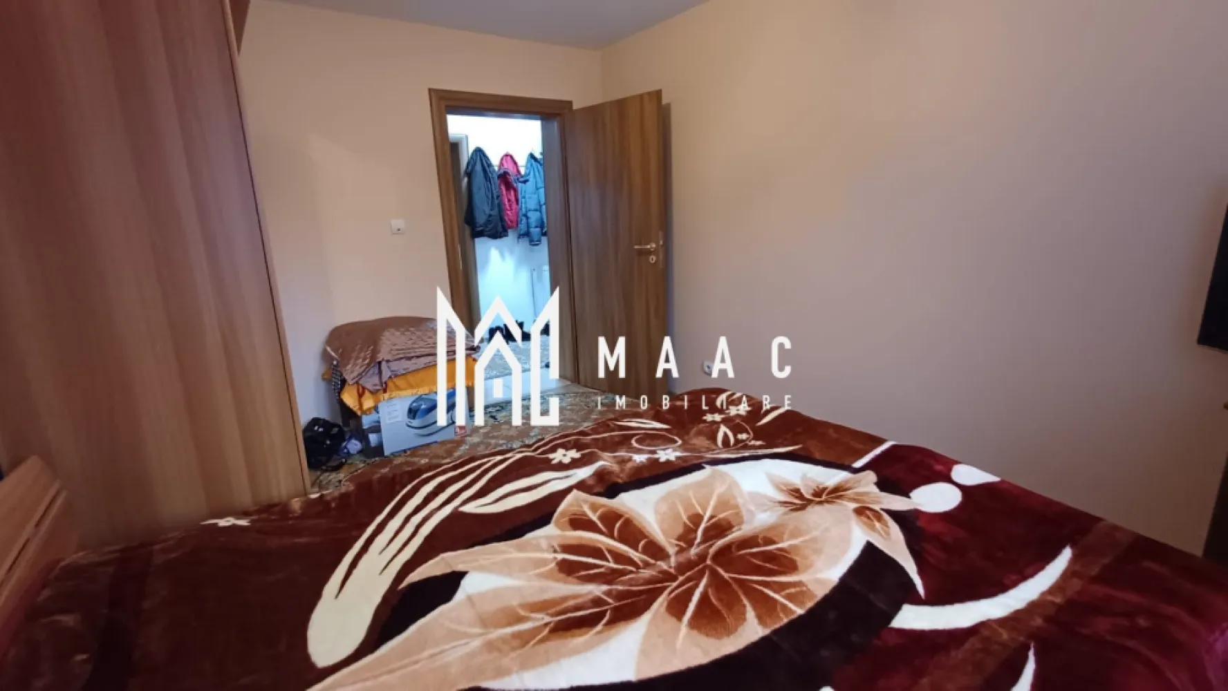 Casa | 2 camere | Teren 570 | Pivnita | Gusterita - Maac Imobiliare vă propune spre vânzare o casă complet renovată, situată la câțiva kilometri de orașul Sibiu, într-o zonă liniștită și ușor accesibilă, ideală pentru cei care își doresc confort și eficiență energetică. Proprietatea dispune de 2 camere și se vinde mobilată și utilată complet, oferind viitorilor proprietari posibilitatea de a se muta imediat. Casa beneficiază de multiple îmbunătățiri: instalație de gaz nouă, instalație de apă nouă, precum și acoperiș schimbat, toate realizate pentru siguranță și durabilitate pe termen lung. Locuința este dotată cu 15 panouri fotovoltaice, cu orientare sud-vestică, care asigură un consum redus de energie și un nivel ridicat de autonomie. Proprietatea are o suprafață de 50 mpu, iar terenul total de 570 mp include curte + grădină, oferind spațiu generos pentru relaxare, activități în aer liber sau amenajări suplimentare. Această casă reprezintă o oportunitate excelentă pentru cei care caută o locuință modernizată, complet echipată și situată într-o zonă liniștită, aproape de Sibiu. Pentru mai multe detalii, vă invităm să contactați Maac Imobiliare, specificând ID: CP2841523 }}