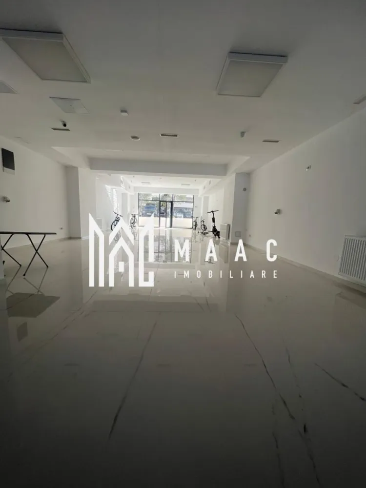 Spatiu Comercial| Zona Centrala | Kauffland | 156 MP - MAAC Imobiliare vă propune spre vânzare un spațiu comercial modern, situat în Ansamblul Rezidențial Central din Râmnicu Vâlcea, într-o zonă cu vizibilitate foarte bună și acces facil. Imobilul are o suprafață utilă de 156 mp, fiind ideal pentru diverse activități comerciale sau de servicii (clinică medicală, birouri, showroom, salon, activități educaționale etc.). Spațiul beneficiază de: * Două intrări, oferind flexibilitate în organizare și flux operațional * Două grupuri sanitare * Amenajări moderne, realizate cu atenție la detalii * Centrală termică proprie, pentru control eficient al costurilor * Sistem de ventilație, asigurând un climat optim pentru desfășurarea activității Poziționarea în cadrul unui ansamblu rezidențial central oferă acces la un vad comercial bun și potențial ridicat de dezvoltare a afacerii. Pentru informații suplimentare sau programarea unei vizionări, echipa MAAC Imobiliare vă stă la dispoziție. ID : CP2943236 }}