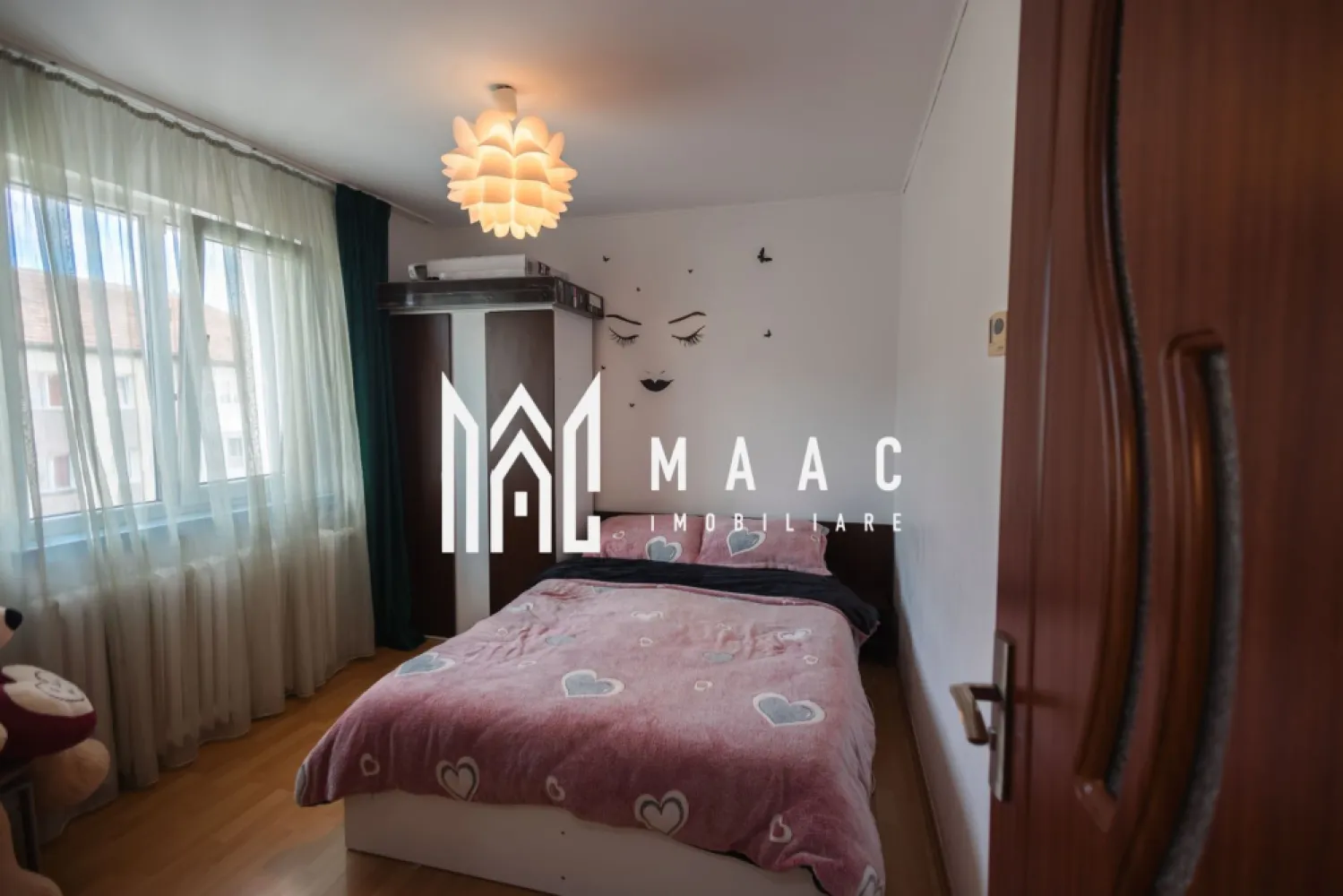 Apartament 2 camere | Semidecomandat | Balcon | Pivnita - MAAC Imobiliare vă propune spre vânzare un apartament cu 2 camere în Sibiu, zona str. Miraslău, situat la etajul 4/4. Vă prezentăm un apartament cu 2 camere semidecomandat, amplasat în municipiul Sibiu, pe strada Miraslău, într-o zonă liniștită, cu acces facil către puncte de interes, mijloace de transport, magazine și școli. Detalii principale: Suprafață utilă: 38 mp + balcon Compartimentare: semidecomandat Etaj: 4 din 4 Balcon Pivniță inclusă Se vinde mobilat și utilat, conform fotografiilor Compartimentare: Living Dormitor Bucătărie separată Baie Hol Balcon Apartamentul este potrivit atât pentru locuință proprie, cât și pentru investiție (închiriere pe termen lung), datorită poziționării și costurilor reduse de întreținere. Faptul că se vinde complet mobilat și utilat permite mutarea imediată sau preluarea rapidă în scop investițional. Avantaje: Zonă bună din Sibiu Acces rapid către zone comerciale și stații de transport Pivniță pentru depozitare suplimentară Etaj superior (fără vecini deasupra) Apartament disponibil imediat Preț: la cerere Pentru mai multe detalii și programarea unei vizionări, contactați MAAC Imobiliare. ID: CP2936899. }}