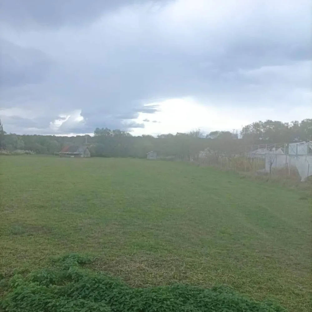 De vânzare 3 parcele de teren dezmembrate și intabulate în Cisnădie – oportunitate excelentă! - Suprafață utilă de 477 mp, iar suprafața totală este de 577 mp pentru fiecare parcelă, incluzând și cota parte din drumul de acces privat. Drumul este deja realizat și fiecare proprietar deține cota sa parte, ceea ce asigură acces facil și proprietate clară.Terenul este complet drept, nu necesită lucrări de îndreptare sau investiții suplimentare și nu se află în zonă cu risc de inundații. Este ideal pentru construirea unei locuințe moderne sau ca investiție sigură.📍 Localizare: în orașul Cisnădie, zonă în dezvoltare, liniștită și cu acces rapid către Sibiu.💶 Preț: 19.500 euro/parcela(cu cota de drum inclusă în preț)Pentru cei care caută un teren bine poziționat, fără riscuri și la un preț accesibil, aceste parcele reprezintă o alegere excelentă. }}