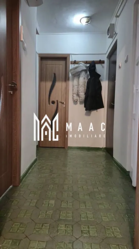 Apartament 2 camere | Zona Ostroveni | Mobilat Utilat - MAAC Imobiliare vă propune spre vânzare un apartament cu 2 camere, situat în cartierul Ostroveni, Râmnicu Vâlcea, pe strada Aleea Trandafirilor, într-o zonă liniștită, dar foarte bine conectată la punctele de interes ale orașului. Apartamentul este situat la etajul 4, oferind lumină naturală și o atmosferă plăcută, ideal pentru locuit sau pentru investiție. Caracteristici principale: Suprafață utilă: 35,9 mp Suprafață totală: 39,2 mp Balcon: 3,3 mp Compartimentare eficientă, optimizată pentru confort și funcționalitate Posibilitate de montare centrală termică Aproape de magazine, transport public și școli Datorită poziționării și compartimentării sale, apartamentul reprezintă o oportunitate excelentă pentru cei care caută o locuință confortabilă sau o investiție cu randament. Pentru mai multe informații și programarea unei vizionări, vă invităm să contactați echipa MAAC Imobiliare. CP2938352 }}