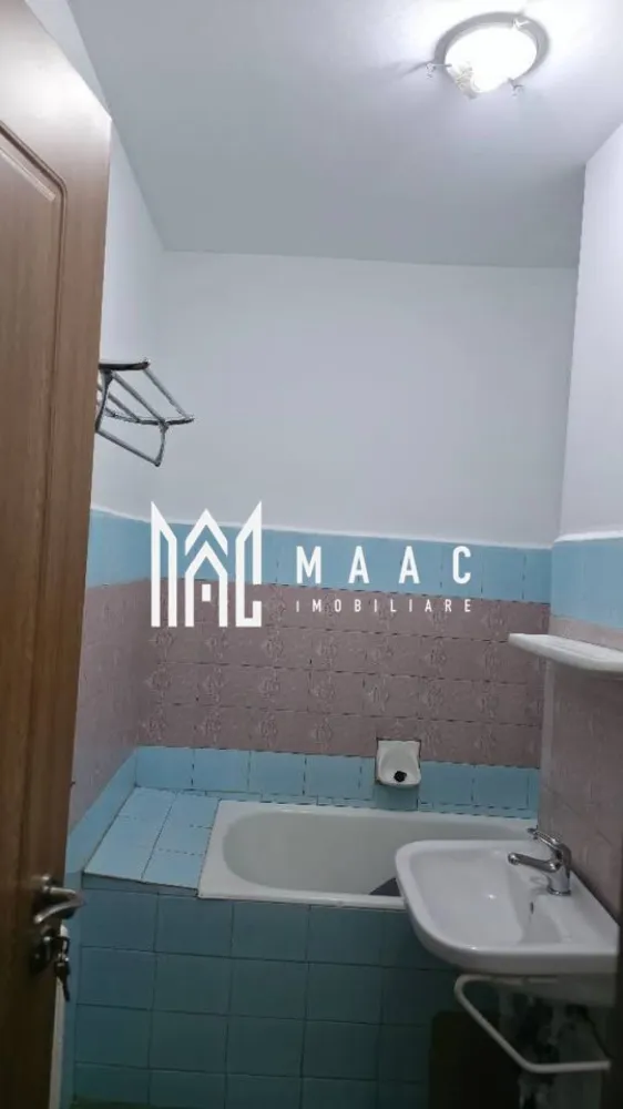 Apartament 2 camere | Zona Ostroveni | Mobilat Utilat - MAAC Imobiliare vă propune spre vânzare un apartament cu 2 camere, situat în cartierul Ostroveni, Râmnicu Vâlcea, pe strada Aleea Trandafirilor, într-o zonă liniștită, dar foarte bine conectată la punctele de interes ale orașului. Apartamentul este situat la etajul 4, oferind lumină naturală și o atmosferă plăcută, ideal pentru locuit sau pentru investiție. Caracteristici principale: Suprafață utilă: 35,9 mp Suprafață totală: 39,2 mp Balcon: 3,3 mp Compartimentare eficientă, optimizată pentru confort și funcționalitate Posibilitate de montare centrală termică Aproape de magazine, transport public și școli Datorită poziționării și compartimentării sale, apartamentul reprezintă o oportunitate excelentă pentru cei care caută o locuință confortabilă sau o investiție cu randament. Pentru mai multe informații și programarea unei vizionări, vă invităm să contactați echipa MAAC Imobiliare. CP2938352 }}