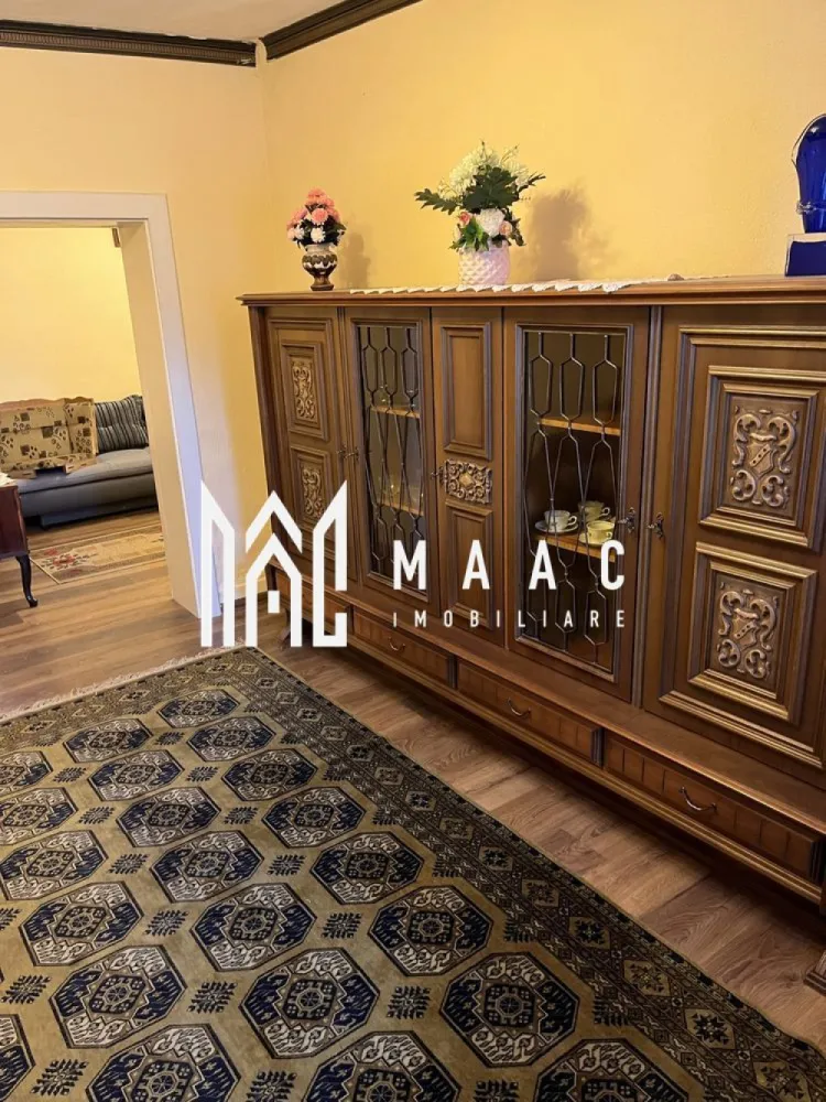 Apartament la casă | 80 MPU | Trei Stejari - MAAC Imobiliare vă propune spre închiriere un apartament la parterul unei case, situat în zona Trei Stejari din Sibiu. Apartamentul cu intrare separată, dispunde de compartimentare decomandată și este compus din bucătărie, sufragerie, dormitor și baie cu geam. Localizarea ofertă acces rapid către centrul istoric și Promenada Mall. Se percepe avans și garanție în cuantumul unei chirii lunare. Nu se acceptă animale de companie. Disponibilitate: 1 Martie. Pentru mai multe detalii, specificați telefonic anunțul cu ID: CP2915254. }}