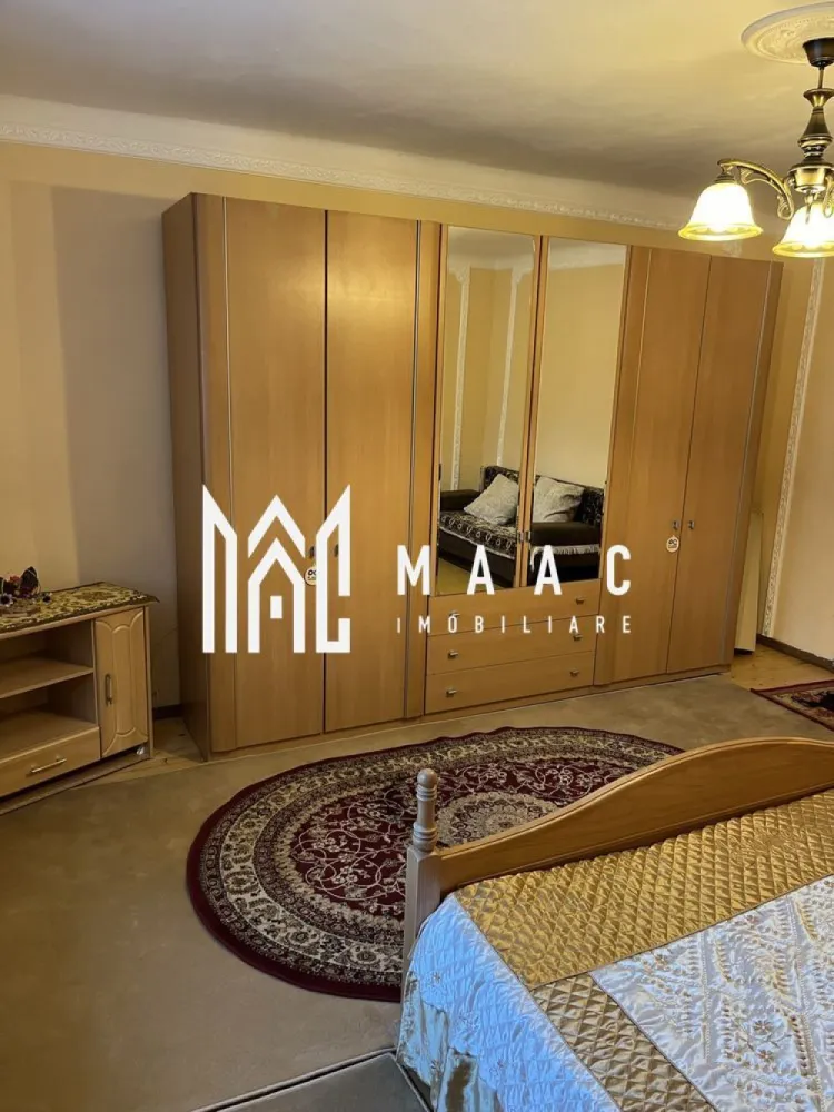 Apartament la casă | 80 MPU | Trei Stejari - MAAC Imobiliare vă propune spre închiriere un apartament la parterul unei case, situat în zona Trei Stejari din Sibiu. Apartamentul cu intrare separată, dispunde de compartimentare decomandată și este compus din bucătărie, sufragerie, dormitor și baie cu geam. Localizarea ofertă acces rapid către centrul istoric și Promenada Mall. Se percepe avans și garanție în cuantumul unei chirii lunare. Nu se acceptă animale de companie. Disponibilitate: 1 Martie. Pentru mai multe detalii, specificați telefonic anunțul cu ID: CP2915254. }}
