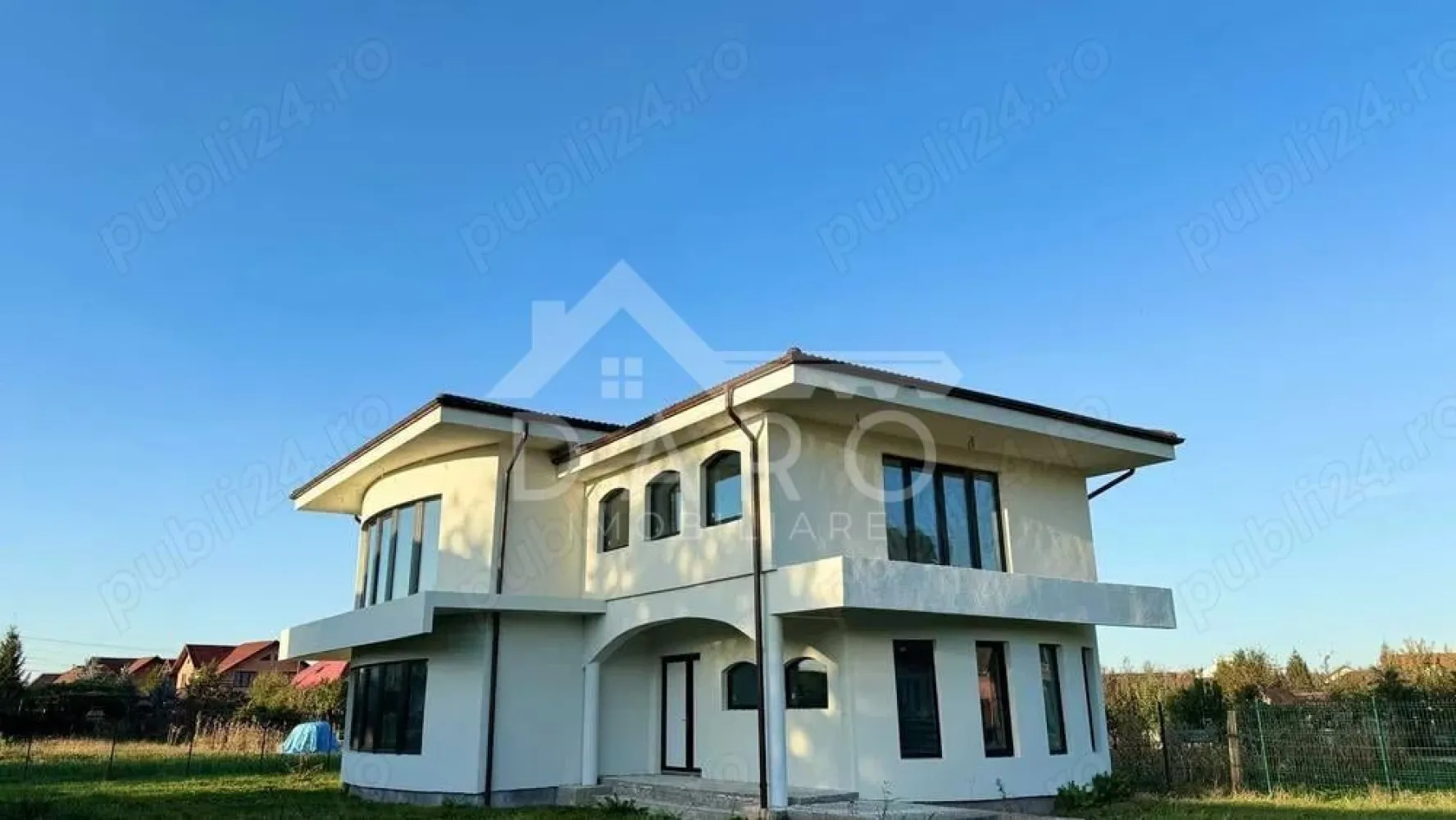 🏡 Casă P+1E+Pod de vânzare | 325 mp utili | Teren 700 mp | - 🏡 Casă P+1E+Pod de vânzare | 325 mp utili | Teren 700 mp | Sângeorgiu de Mureș – Str. Tofalău Proprietate premium situată într-o zonă liniștită, exclusiv de case, cu aer curat și priveliște frumoasă. Ideală pentru o familie care își dorește spațiu, confort și intimitate. 📐 Suprafață utilă: 325 mp 🌳 Suprafață teren: 700 mp 🏗 Regim de înălțime: P+1E+Pod 📅 Finalizată: 2023 ✔ Racordată la apă, curent și gaz Construcție și dotări ✔ Zidărie din cărămidă ✔ Țiglă ceramică ✔ Ferestre Barrier 80 ✔ Feronerie Roto NT Titan ✔ Izolație de calitate superioară ✔ Pod cu spațiu generos pentru depozitare Compartimentare Parter: Living 40 mp cu acces pe terasă Bucătărie 15 mp Dormitor oaspeți 18 mp Baie 7 mp Cameră tehnică 6,5 mp Etaj: Dormitor matrimonial 38 mp cu 2 terase, baie proprie (9 mp) și dressing (5 mp) Dormitor 30 mp cu terasă, baie proprie (8 mp) și dressing (5 mp) Hol 12 mp Pod: spațiu generos pentru depozitare 📍 Zonă liniștită – Sângeorgiu de Mureș, Strada Tofalău 💎 Proprietate ideală pentru locuință premium, într-o zonă în plină dezvoltare. 🤝 Proprietate promovată prin DARO Imobiliare 💳 Vrei să cumperi această proprietate și ai nevoie de finanțare? Prin Kiwi Finance beneficiezi de: ✔ analiză GRATUITĂ a eligibilității ✔ oferte de la peste 12 bănci ✔ negocierea dobânzii ✔ suport complet până la semnarea contractului 📞 Detalii și vizionări: Coman Maria – DARO Imobiliare & Kiwi Finance 📱 0749 535 729 🔑 DARO Imobiliare – găsim proprietatea potrivită 💳 Kiwi Finance – obținem creditul pentru a o cumpă }}