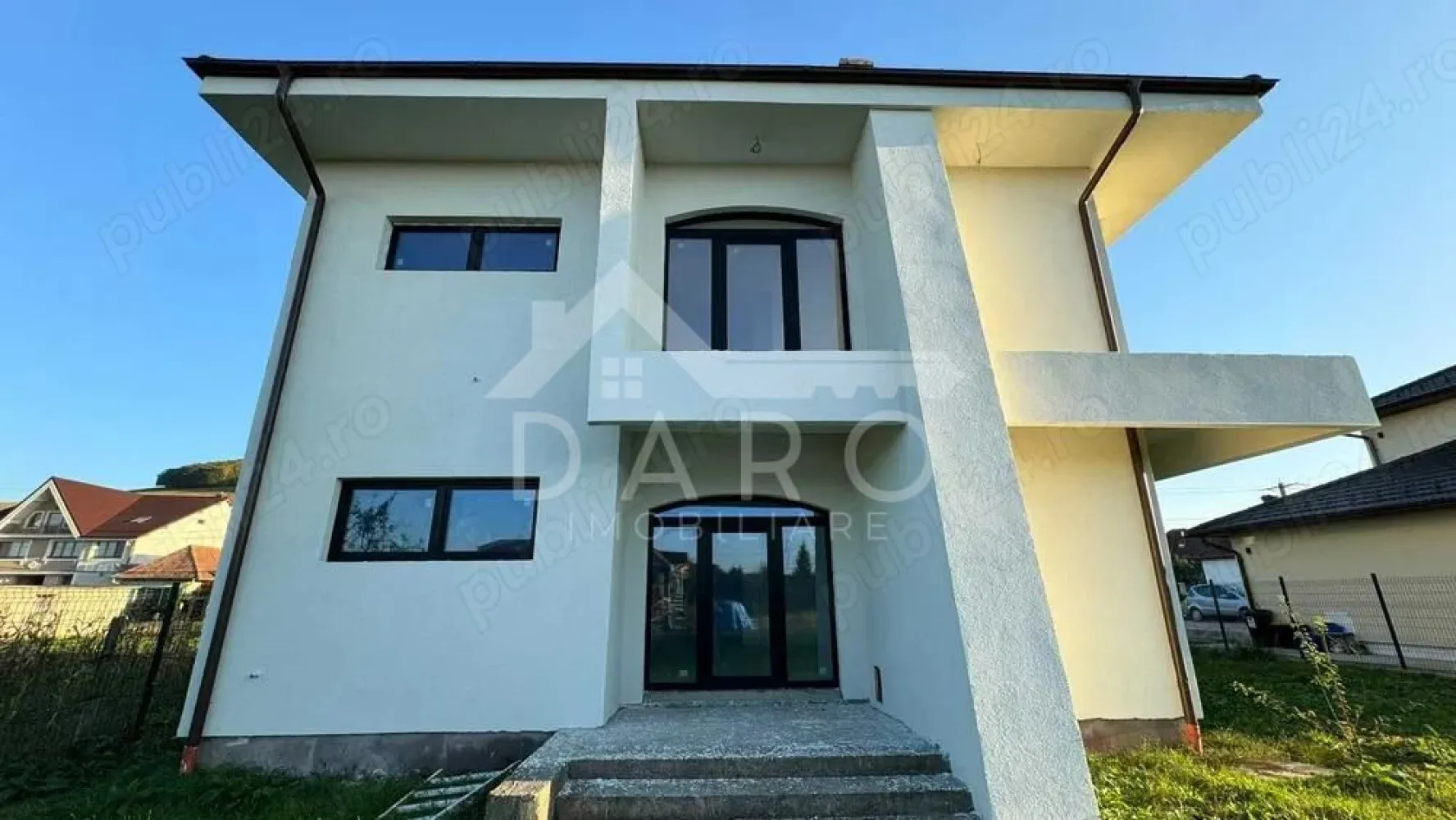 🏡 Casă P+1E+Pod de vânzare | 325 mp utili | Teren 700 mp | - 🏡 Casă P+1E+Pod de vânzare | 325 mp utili | Teren 700 mp | Sângeorgiu de Mureș – Str. Tofalău Proprietate premium situată într-o zonă liniștită, exclusiv de case, cu aer curat și priveliște frumoasă. Ideală pentru o familie care își dorește spațiu, confort și intimitate. 📐 Suprafață utilă: 325 mp 🌳 Suprafață teren: 700 mp 🏗 Regim de înălțime: P+1E+Pod 📅 Finalizată: 2023 ✔ Racordată la apă, curent și gaz Construcție și dotări ✔ Zidărie din cărămidă ✔ Țiglă ceramică ✔ Ferestre Barrier 80 ✔ Feronerie Roto NT Titan ✔ Izolație de calitate superioară ✔ Pod cu spațiu generos pentru depozitare Compartimentare Parter: Living 40 mp cu acces pe terasă Bucătărie 15 mp Dormitor oaspeți 18 mp Baie 7 mp Cameră tehnică 6,5 mp Etaj: Dormitor matrimonial 38 mp cu 2 terase, baie proprie (9 mp) și dressing (5 mp) Dormitor 30 mp cu terasă, baie proprie (8 mp) și dressing (5 mp) Hol 12 mp Pod: spațiu generos pentru depozitare 📍 Zonă liniștită – Sângeorgiu de Mureș, Strada Tofalău 💎 Proprietate ideală pentru locuință premium, într-o zonă în plină dezvoltare. 🤝 Proprietate promovată prin DARO Imobiliare 💳 Vrei să cumperi această proprietate și ai nevoie de finanțare? Prin Kiwi Finance beneficiezi de: ✔ analiză GRATUITĂ a eligibilității ✔ oferte de la peste 12 bănci ✔ negocierea dobânzii ✔ suport complet până la semnarea contractului 📞 Detalii și vizionări: Coman Maria – DARO Imobiliare & Kiwi Finance 📱 0749 535 729 🔑 DARO Imobiliare – găsim proprietatea potrivită 💳 Kiwi Finance – obținem creditul pentru a o cumpă }}