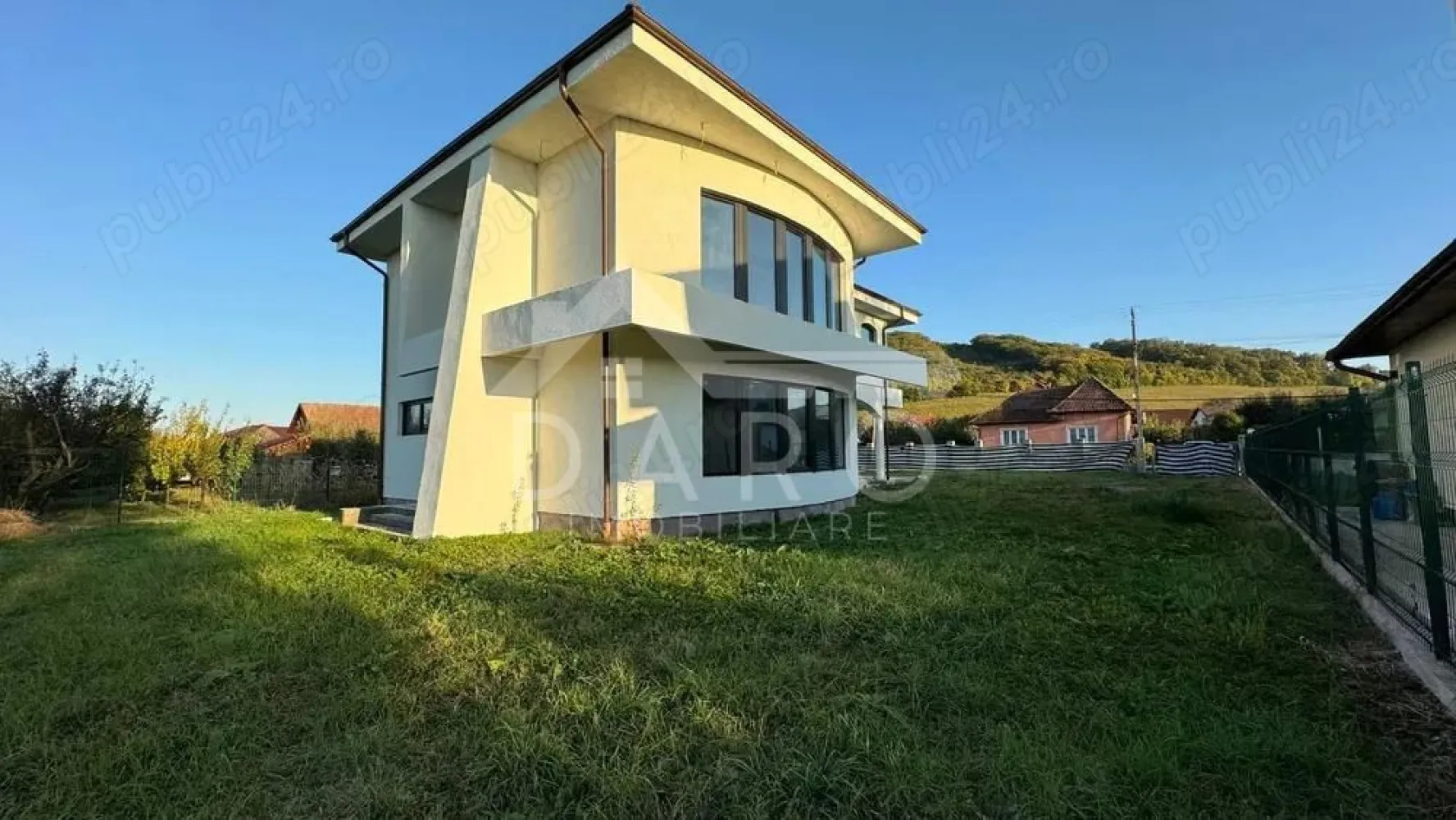 🏡 Casă P+1E+Pod de vânzare | 325 mp utili | Teren 700 mp | - 🏡 Casă P+1E+Pod de vânzare | 325 mp utili | Teren 700 mp | Sângeorgiu de Mureș – Str. Tofalău Proprietate premium situată într-o zonă liniștită, exclusiv de case, cu aer curat și priveliște frumoasă. Ideală pentru o familie care își dorește spațiu, confort și intimitate. 📐 Suprafață utilă: 325 mp 🌳 Suprafață teren: 700 mp 🏗 Regim de înălțime: P+1E+Pod 📅 Finalizată: 2023 ✔ Racordată la apă, curent și gaz Construcție și dotări ✔ Zidărie din cărămidă ✔ Țiglă ceramică ✔ Ferestre Barrier 80 ✔ Feronerie Roto NT Titan ✔ Izolație de calitate superioară ✔ Pod cu spațiu generos pentru depozitare Compartimentare Parter: Living 40 mp cu acces pe terasă Bucătărie 15 mp Dormitor oaspeți 18 mp Baie 7 mp Cameră tehnică 6,5 mp Etaj: Dormitor matrimonial 38 mp cu 2 terase, baie proprie (9 mp) și dressing (5 mp) Dormitor 30 mp cu terasă, baie proprie (8 mp) și dressing (5 mp) Hol 12 mp Pod: spațiu generos pentru depozitare 📍 Zonă liniștită – Sângeorgiu de Mureș, Strada Tofalău 💎 Proprietate ideală pentru locuință premium, într-o zonă în plină dezvoltare. 🤝 Proprietate promovată prin DARO Imobiliare 💳 Vrei să cumperi această proprietate și ai nevoie de finanțare? Prin Kiwi Finance beneficiezi de: ✔ analiză GRATUITĂ a eligibilității ✔ oferte de la peste 12 bănci ✔ negocierea dobânzii ✔ suport complet până la semnarea contractului 📞 Detalii și vizionări: Coman Maria – DARO Imobiliare & Kiwi Finance 📱 0749 535 729 🔑 DARO Imobiliare – găsim proprietatea potrivită 💳 Kiwi Finance – obținem creditul pentru a o cumpă }}