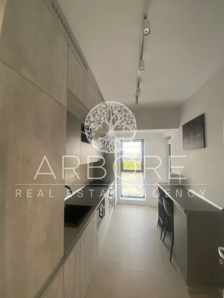 Apartament 2 camere Grozăvești / Politehnica – Novum | Bloc nou 2023 - Vă propunem spre închiriere un apartament cu 2 camere decomandat, complet mobilat și utilat, situat în zona Grozăvești – Splaiul Independenței nr. 313C, în blocul Zen (finalizat în 2023). Locuința se află la etajul 2 și este pregătită pentru mutare imediată, fiind mobilată și utilată complet pentru locuit. Apartamentul beneficiază de o vedere spectaculoasă către Splaiul Independenței și Parcul Politehnicii, oferind un cadru urban modern și aerisit. Poziționarea este excelentă – în imediata apropiere de complexele rezidențiale Novum și Exigent One, precum și de Hotel Ibis, la câțiva pași de Universitatea Politehnica și cu acces facil către mijloacele de transport și centrele de interes din zonă. 2 camere decomandate Bloc nou (2023) Complet mobilat și utilat Vedere deschisă către parc Zonă excelentă – Grozăvești / Politehnica Nu se acceptă animale de companie. Comision agenție: 50% din valoarea primei luni de chirie. Contract minim 1 an Pentru mai multe detalii și vizionări: Arbore Real Estate }}