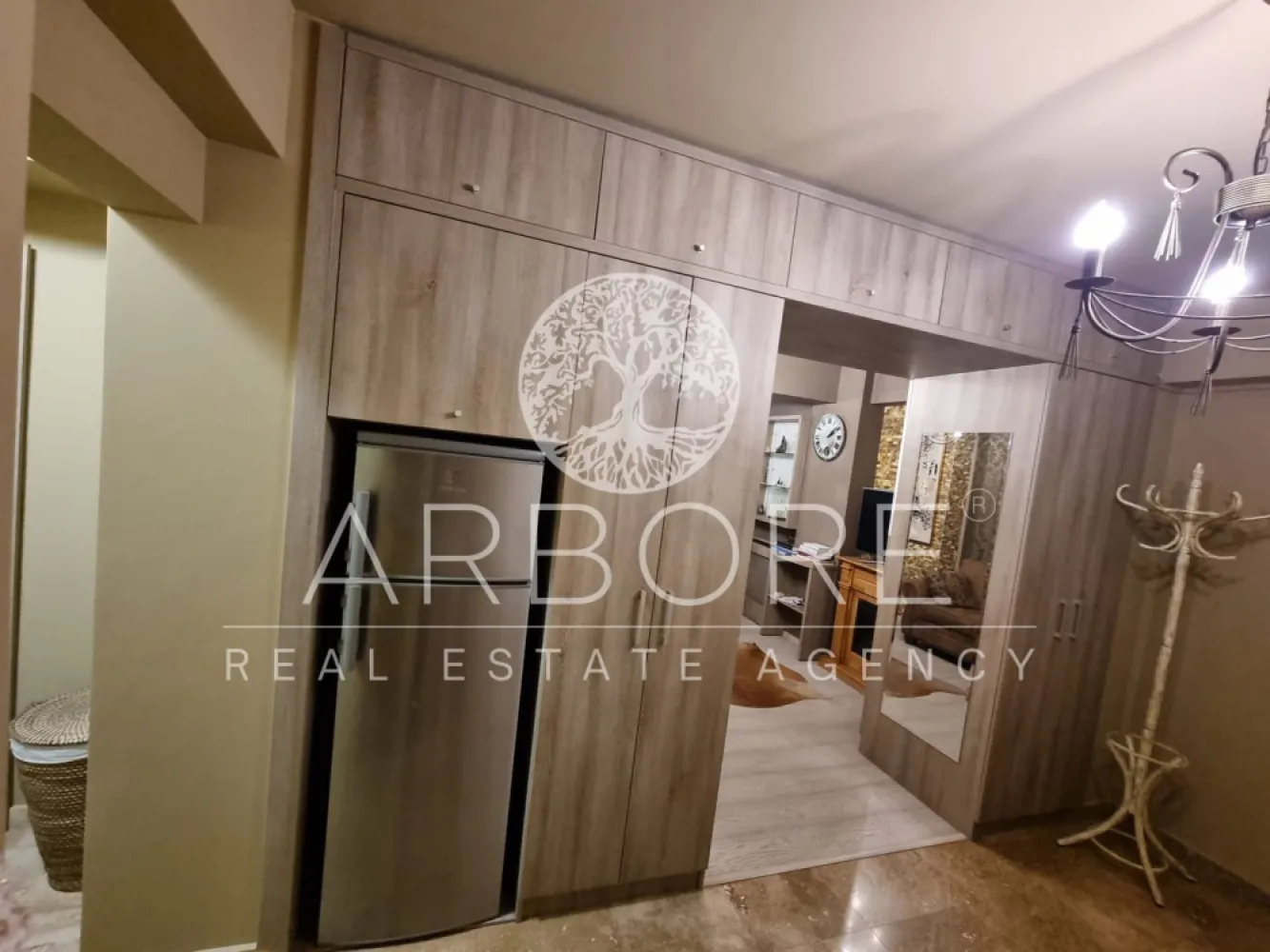 Inchiriere apartament 2 Camere Lux Nerva Traian - Acest apartament cu 2 camere, situat la etajul 1, are o suprafață utilă de 55 mp. Este decomandat, iar blocul este finalizat in 2013. Finisajele sunt de calitate, iar mobilierul modern îți oferă un spațiu plăcut. Locația este ideală, având acces rapid la transportul în comun. În apropiere se află stații de metrou și autobuz, facilitând deplasarea în oraș. La doar câțiva pași, găsești parcuri, cafenele și restaurante variate. De asemenea, educația este la îndemână, cu universități și școli de prestigiu în apropiere. Disponibil imediat . Se inchiriaza complet mobilat si utilat. Va stam la dispozitie pentru informatii suplimentare sau pentru programarea unei vizionari. Comisionul agentiei este de 50% din prima prima luna, iar perioada minima a inchirierii este de 12 luni. Cu deosebita consideratie, Arbore Real Estate