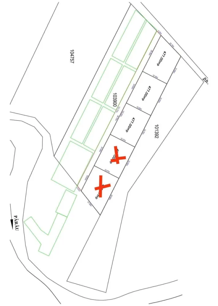 De vânzare 3 parcele de teren dezmembrate și intabulate în Cisnădie – oportunitate excelentă! - Suprafață utilă de 477 mp, iar suprafața totală este de 577 mp pentru fiecare parcelă, incluzând și cota parte din drumul de acces privat. Drumul este deja realizat și fiecare proprietar deține cota sa parte, ceea ce asigură acces facil și proprietate clară.Terenul este complet drept, nu necesită lucrări de îndreptare sau investiții suplimentare și nu se află în zonă cu risc de inundații. Este ideal pentru construirea unei locuințe moderne sau ca investiție sigură.📍 Localizare: în orașul Cisnădie, zonă în dezvoltare, liniștită și cu acces rapid către Sibiu.💶 Preț: 19.500 euro/parcela(cu cota de drum inclusă în preț)Pentru cei care caută un teren bine poziționat, fără riscuri și la un preț accesibil, aceste parcele reprezintă o alegere excelentă. }}