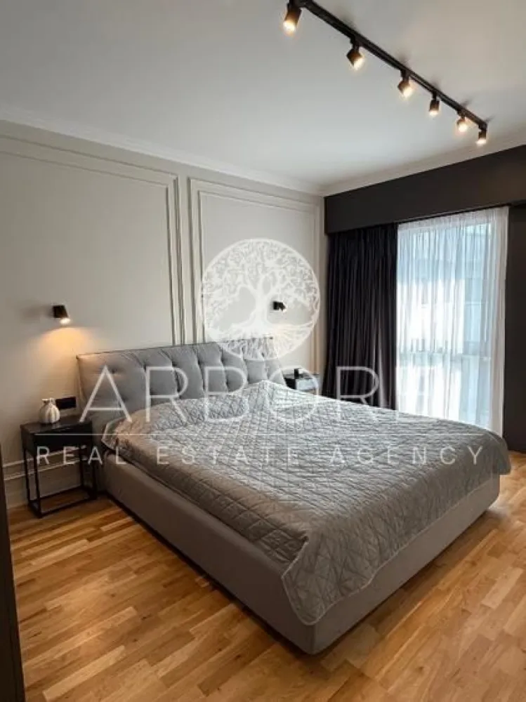 Apartament nou 2 camere lux Bld Unirii - Prima inchiriere - Apartament de 2 camere situat in bloc nou , la 50 m de Bulevardul Unirii, in imediata apropiere a Bibliotecii Nationale si Tribunalul Bucuresti. In zona gasiti cafenele, restaurante si banci. Metroul Piata Unirii este la 10 min de mers pe jos, iar Centrul Vechi la 15 min. Apartamentul este nou, aflat la prima inchiriere are 50,4 mp interior si terasa de 8,3 mp Este dotat cu: - centrala proprie Buderus - 2 aparate de aer conditionat Bosch - incalzire in pardoseala - parchet triplustratificat - 2 Televizoare LG - Masina de spalat rufe si uscator Beko - canapea 3 locuri - pat mare 180*200 cm Bucatarie din furnir echipata cu: - Plita, cuptor, masina de spălat vase si frigider incrorporabil Electrolux - Cuptor cu microunde Gorenje - Fierbator apa Gorenje Terasa este mobilată cu o canapea 3 locuri și 2 fotolii si loc de prcare inclus . Disponibil imediat . Se inchiriaza complet mobilat si utilat. Va stam la dispozitie pentru informatii suplimentare sau pentru programarea unei vizionari. Comisionul agentiei este de 50% din prima prima luna, iar perioada minima a inchirierii este de 12 luni. Cu deosebita consideratie, Arbore Real Estate }}