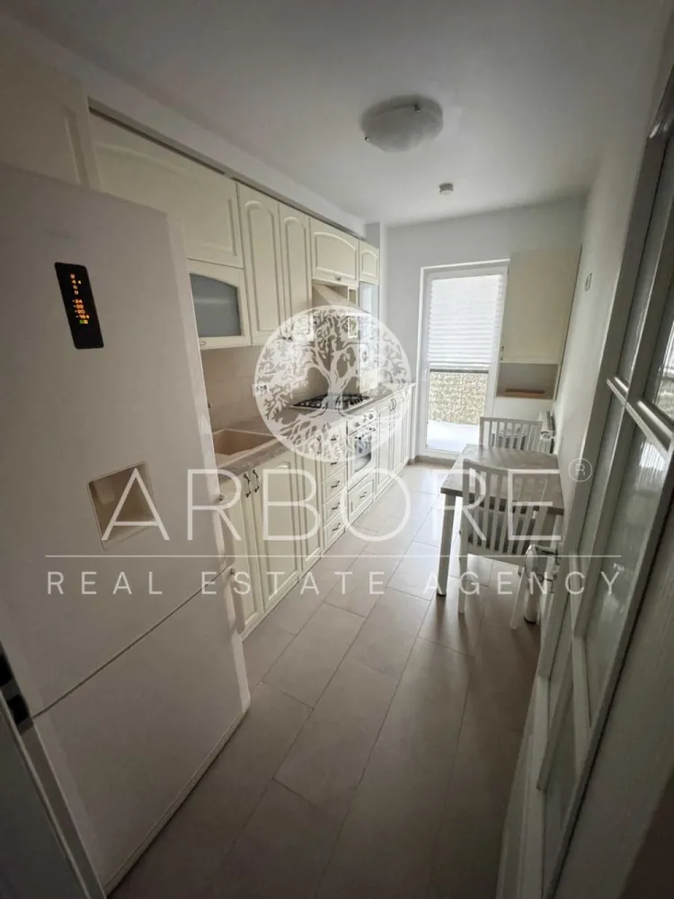 Apartament 2 camere cu terasa, langa metrou Timpuri Noi - Apartament cu 2 camere, luminos si bine compartimentat, mobilat si utilat, situat intr-un bloc modern (2015), etaj 1 din 3 cu mansarda, lift si interfon. Ideal pentru cine lucreaza in zona de birouri, iubeste cafenelele bune si vrea acces rapid la metrou. -> Detalii care conteaza: - 55 mp utili + terasa de 11 mp (perfecta pentru cafeaua de dimineata sau un pahar de vin seara) - Living generos – 25 mp - Baie cu geam (rar & super apreciat) - Debara cu geam (spatiu extra pt depozitare) - 2 aparate de aer conditionat (living + dormitor) - Masina de spalat vase si masina de spalat haine - TV -> Localizare excelenta: Metrou Timpuri Noi / Mihai Bravu – 10 min pe jos Lidl – 8 min Piata Unirii – 30 min pe jos Aproape de birouri, parcuri, cafenele, restaurante si tot ce face viata mai usoara (si mai fun) Un apartament echilibrat: liniste cand ai nevoie, orasul aproape pentru plimbari. Disponibil imediat . Se inchiriaza complet mobilat si utilat. Va stam la dispozitie pentru informatii suplimentare sau pentru programarea unei vizionari. Comisionul agentiei este de 50% din prima prima luna, iar perioada minima a inchirierii este de 12 luni. Cu deosebita consideratie, Arbore Real Estate }}