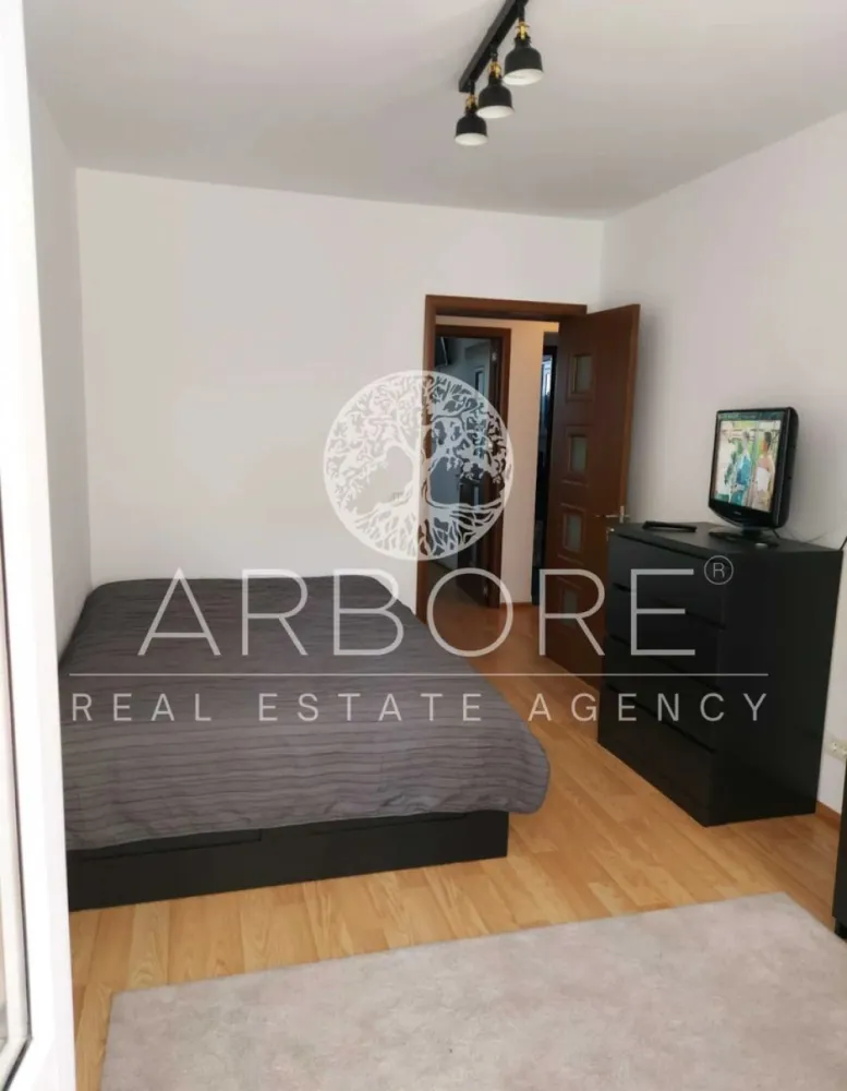 Apartament 3 camere decomandat lângă AFI Cotroceni, metrou 5 min - Vă propunem spre închiriere un apartament decomandat cu 3 camere, complet mobilat și utilat modern, situat vis-a-vis de AFI Cotroceni, pe Bulevardul Timișoarei, într-un bloc reabilitat termic, cu costuri reduse de întreținere. Apartamentul este curat, luminos și bine compartimentat, ideal pentru studenți, rezidenți sau tineri profesioniști. 📍 Etaj 3 din 8, bloc cu lift. Compartimentare & dotări 3 camere decomandate Living spațios 2 dormitoare Bucătărie complet utilată Baie 2 balcoane Aer condiționat Mobilier modern Electrocasnice complete Apartament bine întreținut, gata de mutare Localizare excelentă 1 minut de mers pe jos până la AFI Cotroceni 5 minute de mers pe jos până la Metrou 🎓 Educație & universități: Universitatea Politehnica București – acces rapid Facultatea de Medicină Carol Davila – conexiune directă Multiple campusuri și cămine studențești în apropiere 🚇 Transport: Metrou Favorit Metrou Politehnica Tramvaie, autobuze și troleibuze la câteva minute Acces rapid către centru și zonele de business 🛍️ Comercial & recreere: AFI Cotroceni Mall (shopping, cinema, restaurante) Supermarketuri, cafenele, săli de fitness Parcuri și zone verzi în apropiere Alte avantaje ✔ Bloc izolat termic ✔ Costuri mici de întreținere ✔ Zonă sigură și bine conectată ✔ Ideal pentru închiriere pe termen lung Comision agentie 50% din prima luna Cu deosebita consideratie , Arbore Real Estate }}