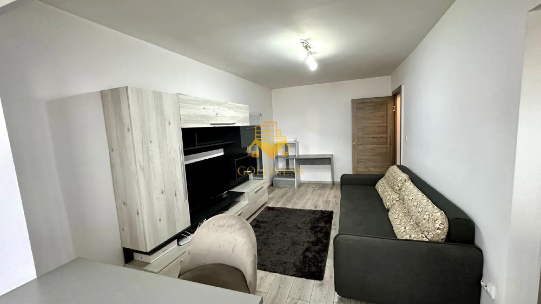 1 camera decomandată, Marasti, București, Lidl, The Office - GOLDNESS Imobiliare vă propune spre închiriere un apartament cu 1 camere complet mobilat și utilat, la etajul 4 într-un imobil de 4 etaje, în Cartierul Marasti. 
Se află în apropierea stațiilor de transport în comun, magazine, restaurante, spații verzi, farmacii, etc. 

Apartamentul este compartimentat astfel:
 - camera cu pat matrimonial, dressing, noptiere
 - bucătărie complet utilată și mobilată, loc de servit masa 
 - baie cu cabina de dus, calorifer port prosop și dulap pentru depozitare.
 - balcon închis 3mp

Imobilul este dotat cu toate cele necesare- termoficare, frigider, aragaz, hotă, mașină de spălat haine, etc. 

Dacă sunteți interesați de acest apartament și doriți să îl vizionați, dar și pentru alte oferte nu ezitați să ne contactați telefonic sau prin e-mail. Vă stăm la dispoziție!
Pentru intermediere se percepe un comision de 50% din prețul chiriei!