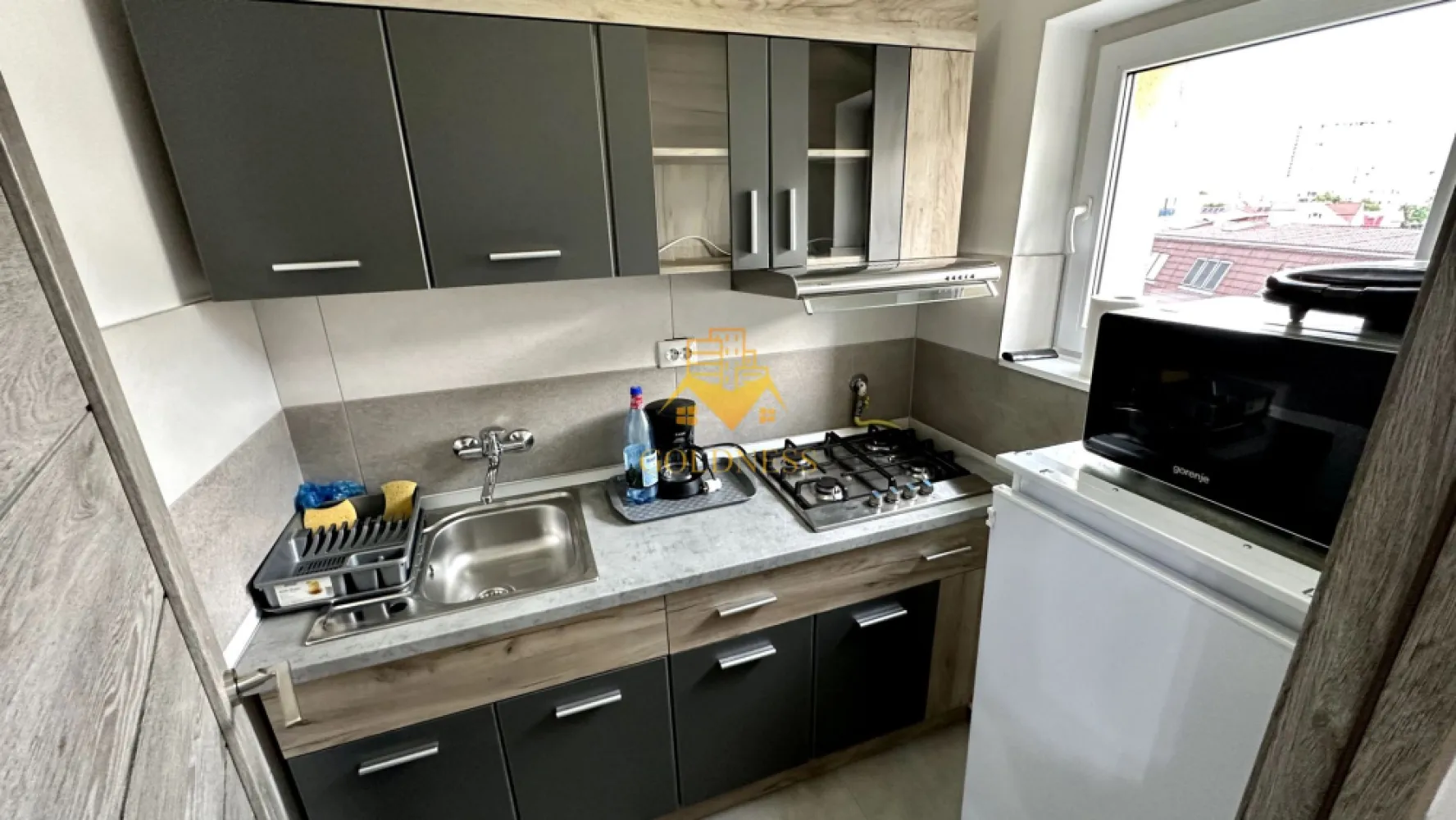 1 camera decomandată, Marasti, București, Lidl, The Office - GOLDNESS Imobiliare vă propune spre închiriere un apartament cu 1 camere complet mobilat și utilat, la etajul 4 într-un imobil de 4 etaje, în Cartierul Marasti. 
Se află în apropierea stațiilor de transport în comun, magazine, restaurante, spații verzi, farmacii, etc. 

Apartamentul este compartimentat astfel:
 - camera cu pat matrimonial, dressing, noptiere
 - bucătărie complet utilată și mobilată, loc de servit masa 
 - baie cu cabina de dus, calorifer port prosop și dulap pentru depozitare.
 - balcon închis 3mp

Imobilul este dotat cu toate cele necesare- termoficare, frigider, aragaz, hotă, mașină de spălat haine, etc. 

Dacă sunteți interesați de acest apartament și doriți să îl vizionați, dar și pentru alte oferte nu ezitați să ne contactați telefonic sau prin e-mail. Vă stăm la dispoziție!
Pentru intermediere se percepe un comision de 50% din prețul chiriei!
