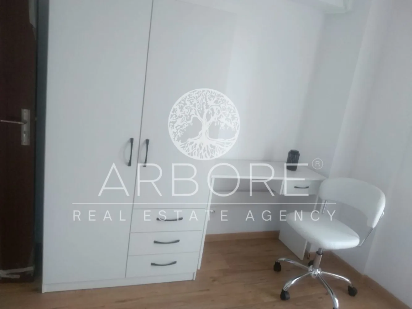 Inchiriere apartament Știrbei Vodă, 3 camere decomandat - Se oferă spre închiriere apartament decomandat cu 3 camere, situat în zona Știrbei Vodă, într-un imobil bine întreținut. Apartamentul este amplasat la etajul 7 din 7, beneficiind de lumină naturală din plin, liniște și o priveliște deschisă. Locuința are o compartimentare practică, cu living generos, două dormitoare separate, bucătărie închisă, baie și spații de depozitare, fiind ideală pentru o familie sau un cuplu care își dorește confort și intimitate. Apartamentul este bine întreținut și gata de mutare. Zona oferă acces rapid către mijloace de transport, centre comerciale, instituții de învățământ și puncte de interes din centrul orașului. ⚠️ Se dorește închirierea către persoane responsabile, fără copii și fără animale de companie. Disponibil imediat . Se inchiriaza complet mobilat si utilat. Va stam la dispozitie pentru informatii suplimentare sau pentru programarea unei vizionari. Comisionul agentiei este de 50% din prima prima luna, iar perioada minima a inchirierii este de 12 luni. Cu deosebita consideratie, Arbore Real Estate }}