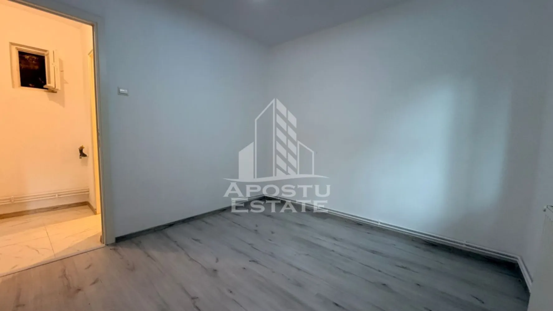 Apartament cu 2 camere de vanzare in zona Sagului, Timisoara - Agentia imobiliara APOSTU ESTATE va propune spre vanzare un apartament cu 2 camere, semidecomandat, situat in zona Sagului, ideal atat pentru locuinta proprie, cat si pentru investitie.

Apartamentul este amplasat la parter si dispune de o suprafata utila de 40 mp, avand vedere pe spatele blocului, ceea ce ofera un plus de liniste si intimitate.

Compartimentare:
• Living
• Dormitor
• Bucatarie
• Debara
• Baie cu cada si geam pentru aerisire naturala

Caracteristici si dotari:
• Suprafata utila: 40 mp
• Parter
• Compartimentare semidecomandata
• Centrala termica proprie
• Vedere pe spatele blocului
• Fara balcon

Vecinatati:
• Kaufland
• Mega Image
• Profi
• Pepco
• Mijloace de transport in comun

Apartamentul beneficiaza de o compartimentare practica si de o amplasare excelenta, cu acces rapid catre magazine, centre comerciale si mijloace de transport in comun.

Pentru mai multe detalii si programarea unei vizionari, va stam cu drag la dispozitie.

Agentia imobiliara Apostu Estate va ofera consultanta bancara gratuita prin intermediul colaboratorilor nostri pentru alegerea celui mai potrivit tip de credit, astfel incat tu sa devi noul proprietar al acestui apartament.
CP3206937