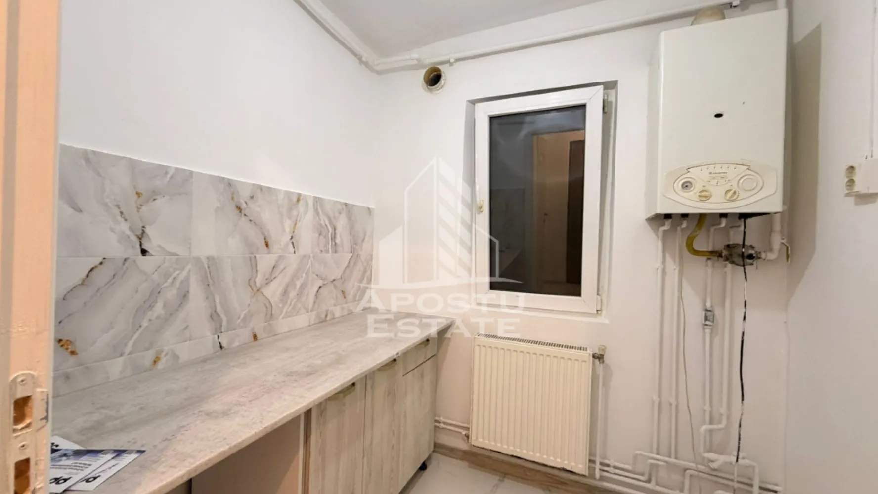 Apartament cu 2 camere de vanzare in zona Sagului, Timisoara - Agentia imobiliara APOSTU ESTATE va propune spre vanzare un apartament cu 2 camere, semidecomandat, situat in zona Sagului, ideal atat pentru locuinta proprie, cat si pentru investitie.

Apartamentul este amplasat la parter si dispune de o suprafata utila de 40 mp, avand vedere pe spatele blocului, ceea ce ofera un plus de liniste si intimitate.

Compartimentare:
• Living
• Dormitor
• Bucatarie
• Debara
• Baie cu cada si geam pentru aerisire naturala

Caracteristici si dotari:
• Suprafata utila: 40 mp
• Parter
• Compartimentare semidecomandata
• Centrala termica proprie
• Vedere pe spatele blocului
• Fara balcon

Vecinatati:
• Kaufland
• Mega Image
• Profi
• Pepco
• Mijloace de transport in comun

Apartamentul beneficiaza de o compartimentare practica si de o amplasare excelenta, cu acces rapid catre magazine, centre comerciale si mijloace de transport in comun.

Pentru mai multe detalii si programarea unei vizionari, va stam cu drag la dispozitie.

Agentia imobiliara Apostu Estate va ofera consultanta bancara gratuita prin intermediul colaboratorilor nostri pentru alegerea celui mai potrivit tip de credit, astfel incat tu sa devi noul proprietar al acestui apartament.
CP3206937