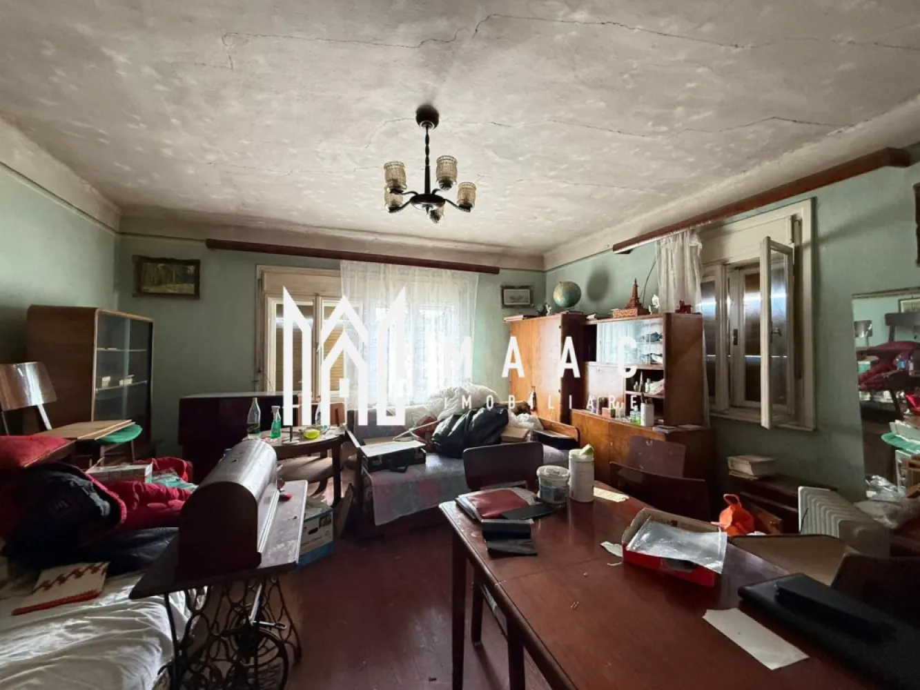 Casa individuala 3 camere | Pivnita | Pod | Curte | Lupeni - MAAC Imobiliare va propune spre vanzare o casa individuala, cu structura buna, care prezinta potential intr-o zona linistita si cautata de case, mai exact in cartierul Lupeni (la 7-8 minute de mers cu masina de centrul orasului). Locuinta este alcatuita din doua corpuri lipite, cea din fata fiind construita in 1936 si cea din spate in 1983. Configuratie: antreu cu acces in pod, living, dormitor, hol, dormitor, bucatarie, baie cu geam, debara. Orientare SUDICA. Pivnita este la stadiul de rosu si pot fi amenajate 2 incaperi spatioase. Deasupra este placa de beton. Podul este desfasurat doar pe corpul din fata. Incalzirea se face cu sobe pe gaz, iar apa si canalizarea sunt de la retea. Instalatiile trebuie schimbate si casa necesita renovare. Acces auto. Pentru mai multe detalii precizati telefonic ca ati vazut anuntul cu ID: CP2942723