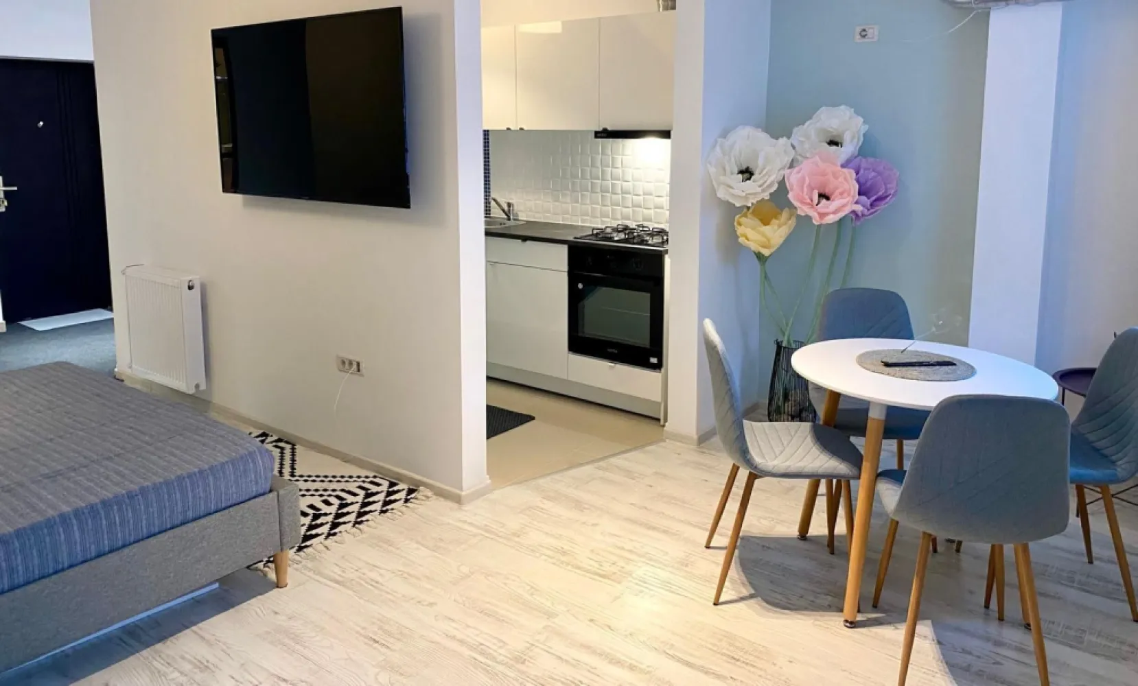 Garsonieră Militari Residence comision 50% - AGENTIE IMOBILIARA - COMISION 50% Oferim spre închiriere o garsonieră modern mobilată, situată în cartierul Militari Residence complex Pollux Residence Detalii despre proprietate: - Suprafață: Generos compartimentată, oferind spațiu și confort. - Etaj 1, poziționare optimă pentru acces și priveliște. - Mobilare și utilare**: Garsoniera este complet mobilată și utilată, amenajată cu gust, gata pentru a vă oferi confortul unui cămin modern. Facilități și beneficii: Complexul oferă acces rapid la mijloace de transport, supermarketuri, restaurante, săli de fitness și alte puncte de interes. Zona este bine conectată, liniștită și ideală pentru locuit. Contact: Pentru mai multe detalii sau programarea unei vizionări, vă rugăm să ne contactați la numarul de telefon din anunt. Mută-te într-o garsonieră care îmbină stilul modern cu funcționalitatea, în cartierul Militari Residence!