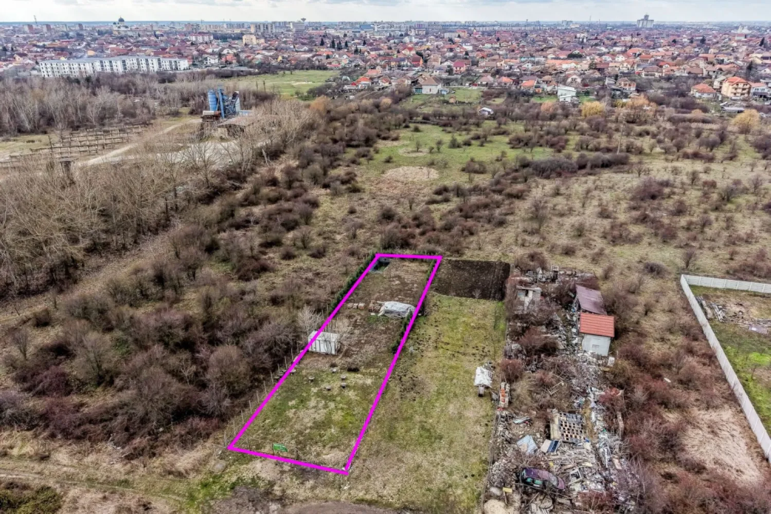 Teren 906 mp Arad, preț sub localitățile limitrofe. - Vrei să construiești o casă pentru familia ta, dar terenurile din jurul Aradului au devenit prea scumpe? Îți propun un teren generos de 906 mp, situat în zona Grădina Poștei, Arad, la doar 55 €/mp, un preț mai mic decât în multe localități limitrofe orașului. Chiar dacă este la periferie, terenul este în municipiul Arad, ceea ce înseamnă adresă de oraș și potențial de dezvoltare pe termen lung. ✔ Suprafață: 906 mp ✔ Front stradal: 15 ml, ideal pentru amplasarea unei case bine proporționate ✔ Zonă extrem de liniștită, cu acces limitat, fără trafic intens ✔ Apă curentă și energie electrică disponibile Momentan nu există gaz și canalizare în zonă, însă acest aspect este deja reflectat în prețul foarte competitiv. Imaginează-ți o curte mare, unde copilul tău se poate juca în siguranță, o terasă spațioasă și suficient loc pentru grădină, foișor sau chiar o mică livadă. Cei 906 mp îți oferă libertatea să construiești inteligent, fără compromisuri legate de spațiu. Frontul de 15 metri îți permite o casă frumos poziționată, cu acces auto confortabil. Este o alegere practică pentru o familie care vrea să construiască etapizat, într-o zonă calmă, ferită de agitația orașului. Sună acum și programează o vizionare. Terenurile mari, la acest preț, în Arad, sunt tot mai rare. 📞 Andrei Caracioni – 0757 662 907 Cod proprietate: CP2937278 }}