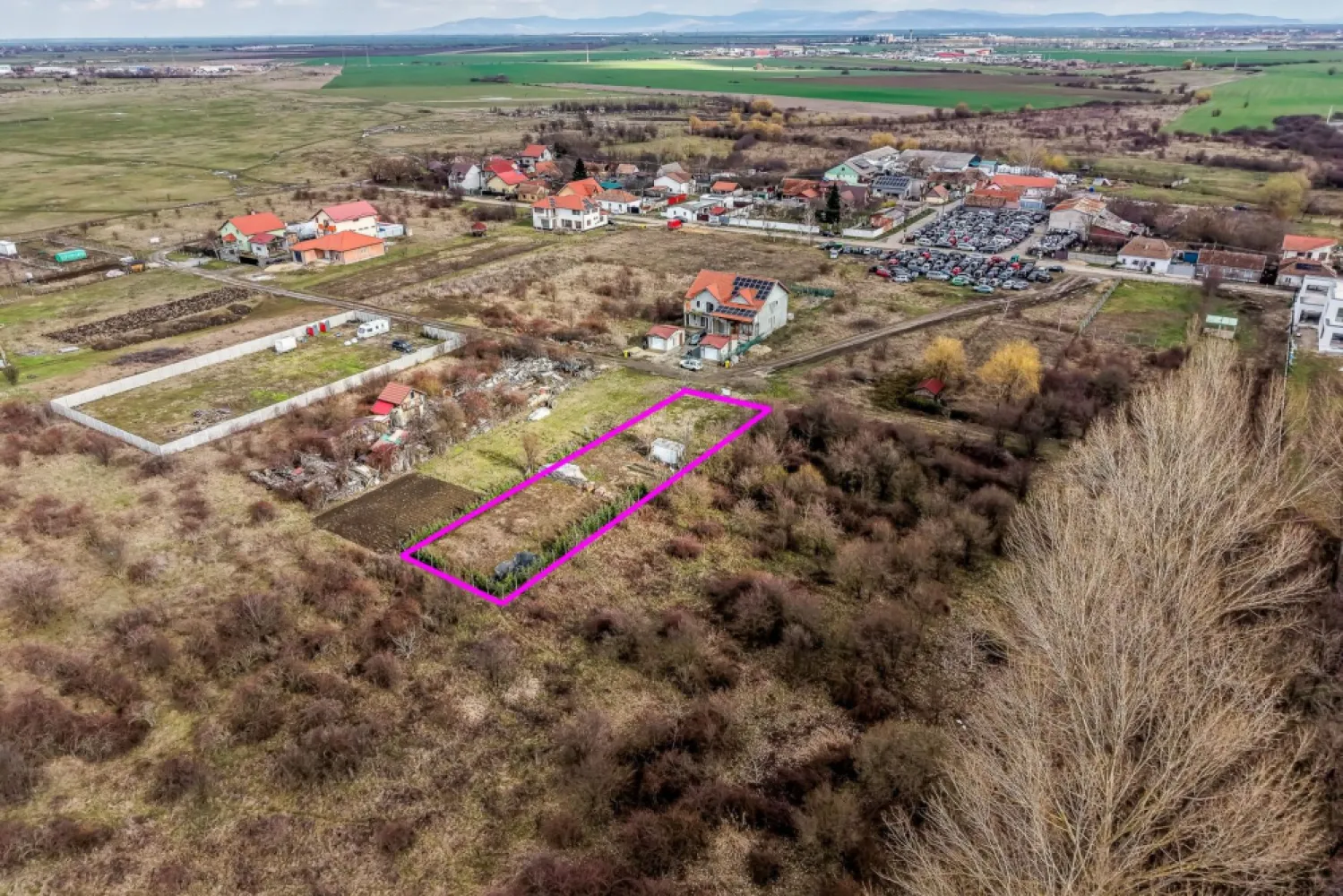 Teren 906 mp Arad, preț sub localitățile limitrofe. - Vrei să construiești o casă pentru familia ta, dar terenurile din jurul Aradului au devenit prea scumpe? Îți propun un teren generos de 906 mp, situat în zona Grădina Poștei, Arad, la doar 55 €/mp, un preț mai mic decât în multe localități limitrofe orașului. Chiar dacă este la periferie, terenul este în municipiul Arad, ceea ce înseamnă adresă de oraș și potențial de dezvoltare pe termen lung. ✔ Suprafață: 906 mp ✔ Front stradal: 15 ml, ideal pentru amplasarea unei case bine proporționate ✔ Zonă extrem de liniștită, cu acces limitat, fără trafic intens ✔ Apă curentă și energie electrică disponibile Momentan nu există gaz și canalizare în zonă, însă acest aspect este deja reflectat în prețul foarte competitiv. Imaginează-ți o curte mare, unde copilul tău se poate juca în siguranță, o terasă spațioasă și suficient loc pentru grădină, foișor sau chiar o mică livadă. Cei 906 mp îți oferă libertatea să construiești inteligent, fără compromisuri legate de spațiu. Frontul de 15 metri îți permite o casă frumos poziționată, cu acces auto confortabil. Este o alegere practică pentru o familie care vrea să construiască etapizat, într-o zonă calmă, ferită de agitația orașului. Sună acum și programează o vizionare. Terenurile mari, la acest preț, în Arad, sunt tot mai rare. 📞 Andrei Caracioni – 0757 662 907 Cod proprietate: CP2937278 }}