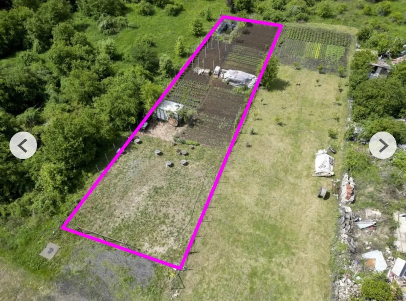 Teren 906 mp Arad, preț sub localitățile limitrofe. - Vrei să construiești o casă pentru familia ta, dar terenurile din jurul Aradului au devenit prea scumpe? Îți propun un teren generos de 906 mp, situat în zona Grădina Poștei, Arad, la doar 55 €/mp, un preț mai mic decât în multe localități limitrofe orașului. Chiar dacă este la periferie, terenul este în municipiul Arad, ceea ce înseamnă adresă de oraș și potențial de dezvoltare pe termen lung. ✔ Suprafață: 906 mp ✔ Front stradal: 15 ml, ideal pentru amplasarea unei case bine proporționate ✔ Zonă extrem de liniștită, cu acces limitat, fără trafic intens ✔ Apă curentă și energie electrică disponibile Momentan nu există gaz și canalizare în zonă, însă acest aspect este deja reflectat în prețul foarte competitiv. Imaginează-ți o curte mare, unde copilul tău se poate juca în siguranță, o terasă spațioasă și suficient loc pentru grădină, foișor sau chiar o mică livadă. Cei 906 mp îți oferă libertatea să construiești inteligent, fără compromisuri legate de spațiu. Frontul de 15 metri îți permite o casă frumos poziționată, cu acces auto confortabil. Este o alegere practică pentru o familie care vrea să construiască etapizat, într-o zonă calmă, ferită de agitația orașului. Sună acum și programează o vizionare. Terenurile mari, la acest preț, în Arad, sunt tot mai rare. 📞 Andrei Caracioni – 0757 662 907 Cod proprietate: CP2937278 }}