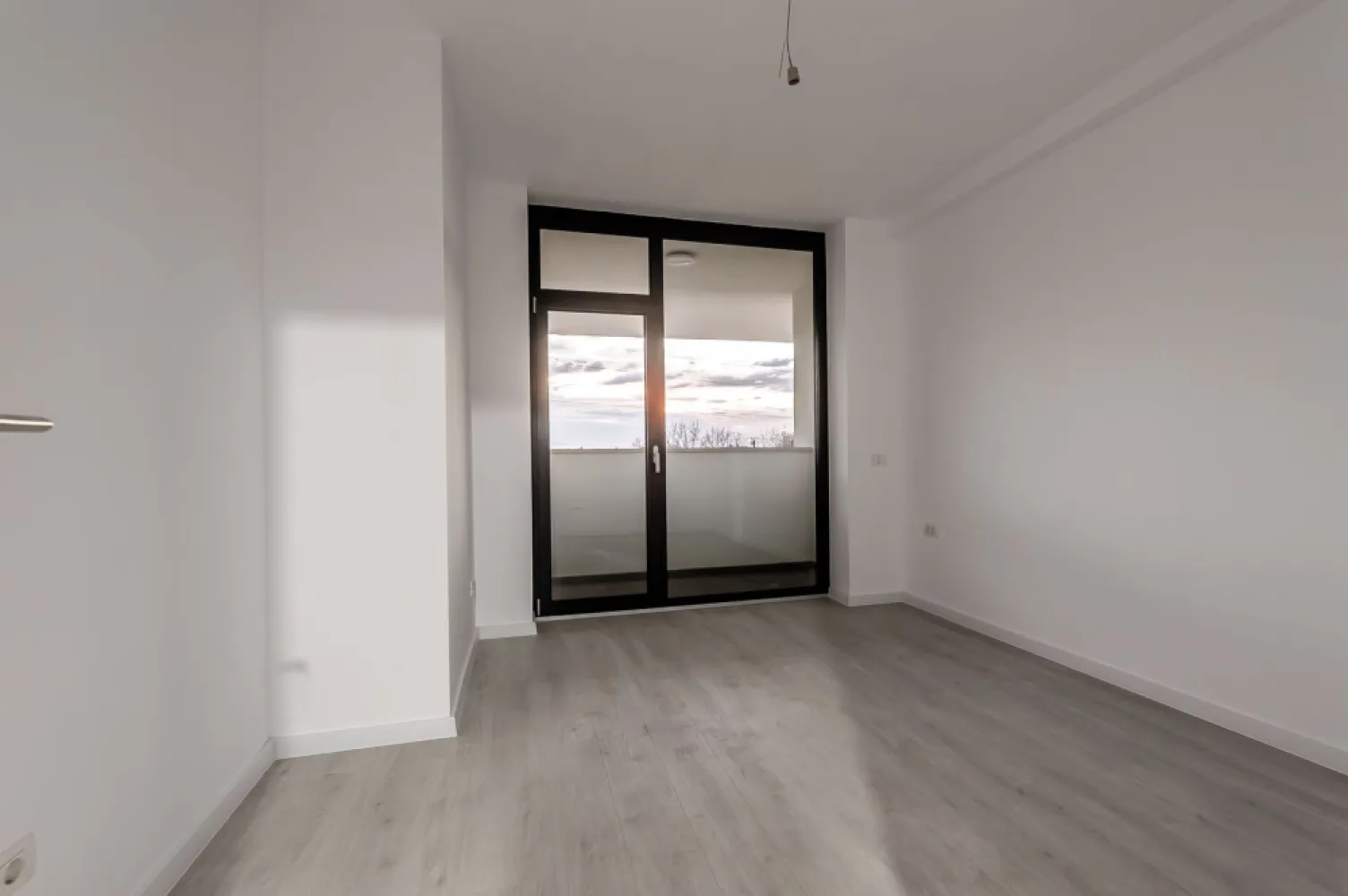 Apartament cu 2 camere X-City Towers – Direct de la dezvoltator - Descoperă un apartament gândit pentru un stil de viață urban modern, situat în cadrul ansamblului rezidențial XCity Towers, unul dintre cele mai bine poziționate și apreciate proiecte noi din zona de nord a Timișoarei. Acest apartament este tip 1C1, amplasat la etajul 6 din 11, într-un bloc aflat în prezent în construcție, cu termen de predare martie 2026. Beneficiază de o compartimentare eficientă, lumină naturală generoasă și o logie care adaugă un plus de confort și funcționalitate. Suprafețe: • Suprafață construită: 56 mp • Suprafață utilă: 44 mp • Suprafață utilă logie: 3 mp Locuința se predă complet finisată, cu obiecte sanitare incluse, oferindu-ți avantajul unei mutări rapide, fără stresul amenajărilor majore. În preț este inclus și un loc de parcare suprateran, un beneficiu esențial pentru confortul zilnic și siguranța mașinii. Ansamblul XCity Towers este conceput ca o comunitate modernă, cu spații verzi, parc interior, acces facil către centre comerciale, școli și principalele artere ale orașului, fiind o alegere potrivită atât pentru locuire proprie, cât și pentru investiție. Preț: 131.545 € (TVA inclus) • Vânzare direct de la dezvoltator • Fără comision • Poze cu titlu ilustrativ Pentru informații suplimentare sau programarea unei vizionări, vă invit să mă contactați. Jasmina Uglesits - 0740814770 }}