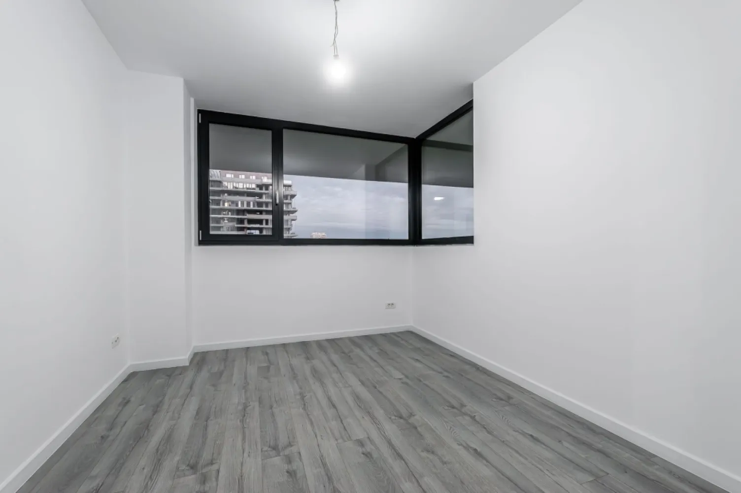 Apartament cu 2 camere X-City Towers – Direct de la dezvoltator - Descoperă un apartament gândit pentru un stil de viață urban modern, situat în cadrul ansamblului rezidențial XCity Towers, unul dintre cele mai bine poziționate și apreciate proiecte noi din zona de nord a Timișoarei. Acest apartament este tip 1C1, amplasat la etajul 6 din 11, într-un bloc aflat în prezent în construcție, cu termen de predare martie 2026. Beneficiază de o compartimentare eficientă, lumină naturală generoasă și o logie care adaugă un plus de confort și funcționalitate. Suprafețe: • Suprafață construită: 56 mp • Suprafață utilă: 44 mp • Suprafață utilă logie: 3 mp Locuința se predă complet finisată, cu obiecte sanitare incluse, oferindu-ți avantajul unei mutări rapide, fără stresul amenajărilor majore. În preț este inclus și un loc de parcare suprateran, un beneficiu esențial pentru confortul zilnic și siguranța mașinii. Ansamblul XCity Towers este conceput ca o comunitate modernă, cu spații verzi, parc interior, acces facil către centre comerciale, școli și principalele artere ale orașului, fiind o alegere potrivită atât pentru locuire proprie, cât și pentru investiție. Preț: 131.545 € (TVA inclus) • Vânzare direct de la dezvoltator • Fără comision • Poze cu titlu ilustrativ Pentru informații suplimentare sau programarea unei vizionări, vă invit să mă contactați. Jasmina Uglesits - 0740814770 }}