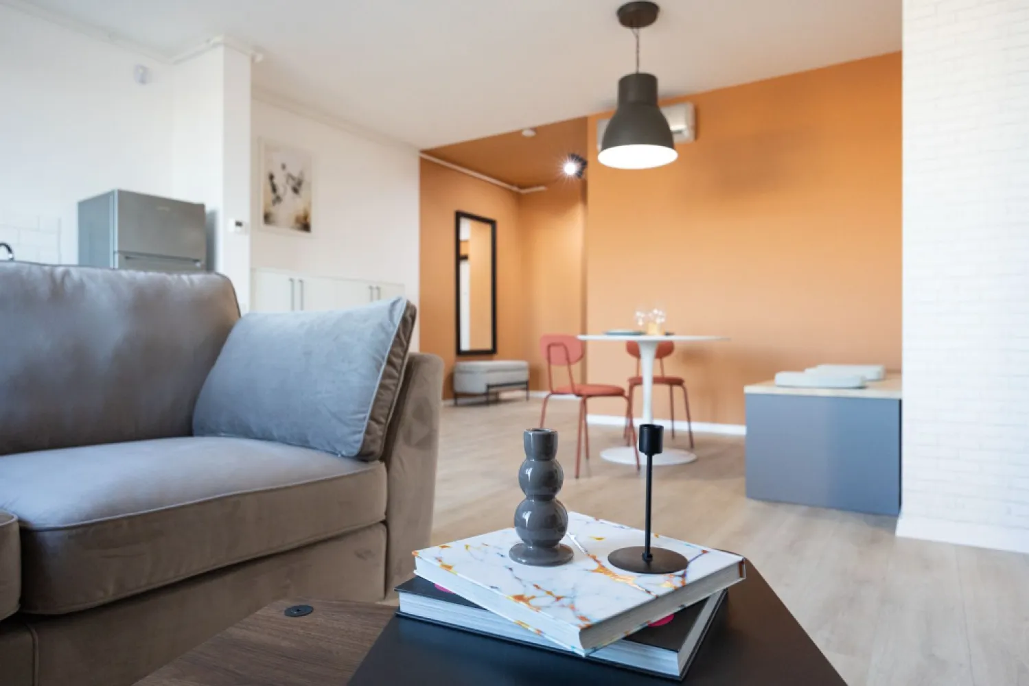 Apartament nou complex ARED City - Direct de la dezvoltator - Descoperă un apartament modern de 52 mp utili, cu balcon de 6 mp, în blocul R38 din complexul rezidențial ARED City, zona IMAR. Apartamentul este compus din: 1 dormitor, o baie, 1 living cu bucătărie open space, un balcon. Dotări premium: ✅ Smart Home – control inteligent ✅ 1 loc de parcare ✅ Complet mobilat Un proiect gândit pentru confort, tehnologie și economie pe termen lung. Preț cu TVA inclus 137.552€ Pentru detalii: Jasmina Uglesits - 0740814770 Consultant imobiliar - Agenția ACASĂ Arad Nu dispui de toată suma? Te ajutăm noi gratuit! Îți obținem oferte de la 16 bănci. Ai o proprietate de vânzare în Arad și vrei să știi cât valorează cu adevărat? Sună-mă pentru o evaluare gratuită, fără obligații. Birou: ACASĂ | Agenție imobiliară Arad Bulevardul Decebal 2, Arad 310133 }}