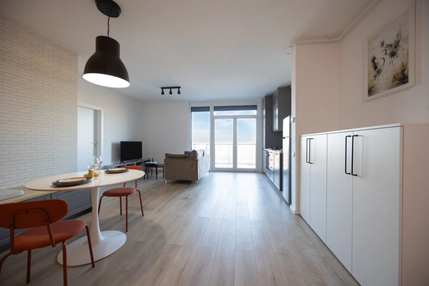 Apartament nou complex ARED City - Direct de la dezvoltator - Descoperă un apartament modern de 52 mp utili, cu balcon de 6 mp, în blocul R38 din complexul rezidențial ARED City, zona IMAR. Apartamentul este compus din: 1 dormitor, o baie, 1 living cu bucătărie open space, un balcon. Dotări premium: ✅ Smart Home – control inteligent ✅ 1 loc de parcare ✅ Complet mobilat Un proiect gândit pentru confort, tehnologie și economie pe termen lung. Preț cu TVA inclus 137.552€ Pentru detalii: Jasmina Uglesits - 0740814770 Consultant imobiliar - Agenția ACASĂ Arad Nu dispui de toată suma? Te ajutăm noi gratuit! Îți obținem oferte de la 16 bănci. Ai o proprietate de vânzare în Arad și vrei să știi cât valorează cu adevărat? Sună-mă pentru o evaluare gratuită, fără obligații. Birou: ACASĂ | Agenție imobiliară Arad Bulevardul Decebal 2, Arad 310133 }}