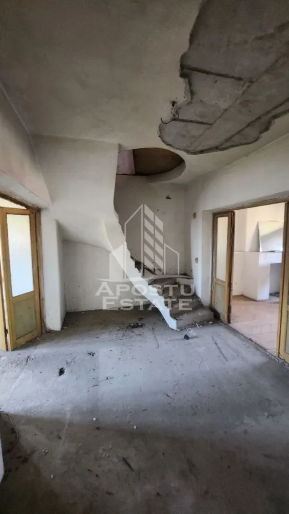 Apartament de vanzare in zona Complexului Studentesc, Timisoara,316 mp - Agentia imobiliara APOSTU ESTATE va propune spre vanzare un apartament cu potential deosebit, situat in zona Complexului Studentesc, ideal pentru cei care isi doresc o locuinta generoasa sau un proiect de amenajare premium intr-o zona centrala a Timisoarei.

Imobilul are o suprafata utila totala de 317 mp, o suprafata construita de 386 mp si beneficiaza de 18 mp teren in proprietate, destinat unui loc de parcare.

Compartimentare:

Parter:
• Camera
• Baie
• Loc de parcare in curte (18 mp)

Etaj 4:
• 4 camere
• Bucatarie
• 2 bai
• 2 terase inchise
• Balcon

Mansarda:
• Suprafata de 151 mp, necompartimentata, la rosu
• Posibilitate de amenajare conform proiectului existent: 4 incaperi, 2 bai, terasa deschisa si balcon

Caracteristici:
• Suprafata utila totala: 317 mp
• Suprafata construita: 386 mp
• Toate utilitatile sunt bransate
• Imobil nefinisat, necesita investitii
• Anveloparea blocului este in curs de autorizare
• In imobil exista doar 4 apartamente

Vecinatati:
• Spitalul Judetean
• Sala Olimpia
• Viitorul stadion
• Piata Operei
• Mijloace de transport in comun

Aceasta proprietate reprezinta o oportunitate rara pentru amenajarea unui penthouse spectaculos sau pentru o investitie imobiliara, beneficiind de o suprafata generoasa si o amplasare excelenta, aproape de principalele puncte de interes ale orasului.

Pentru mai multe detalii si programarea unei vizionari, va stam cu drag la dispozitie.

Agentia imobiliara Apostu Estate va ofera consultanta bancara gratuita prin intermediul colaboratorilor nostri pentru alegerea celui mai potrivit tip de credit, astfel incat tu sa devi noul proprietar al acestui apartament.
CP3206943